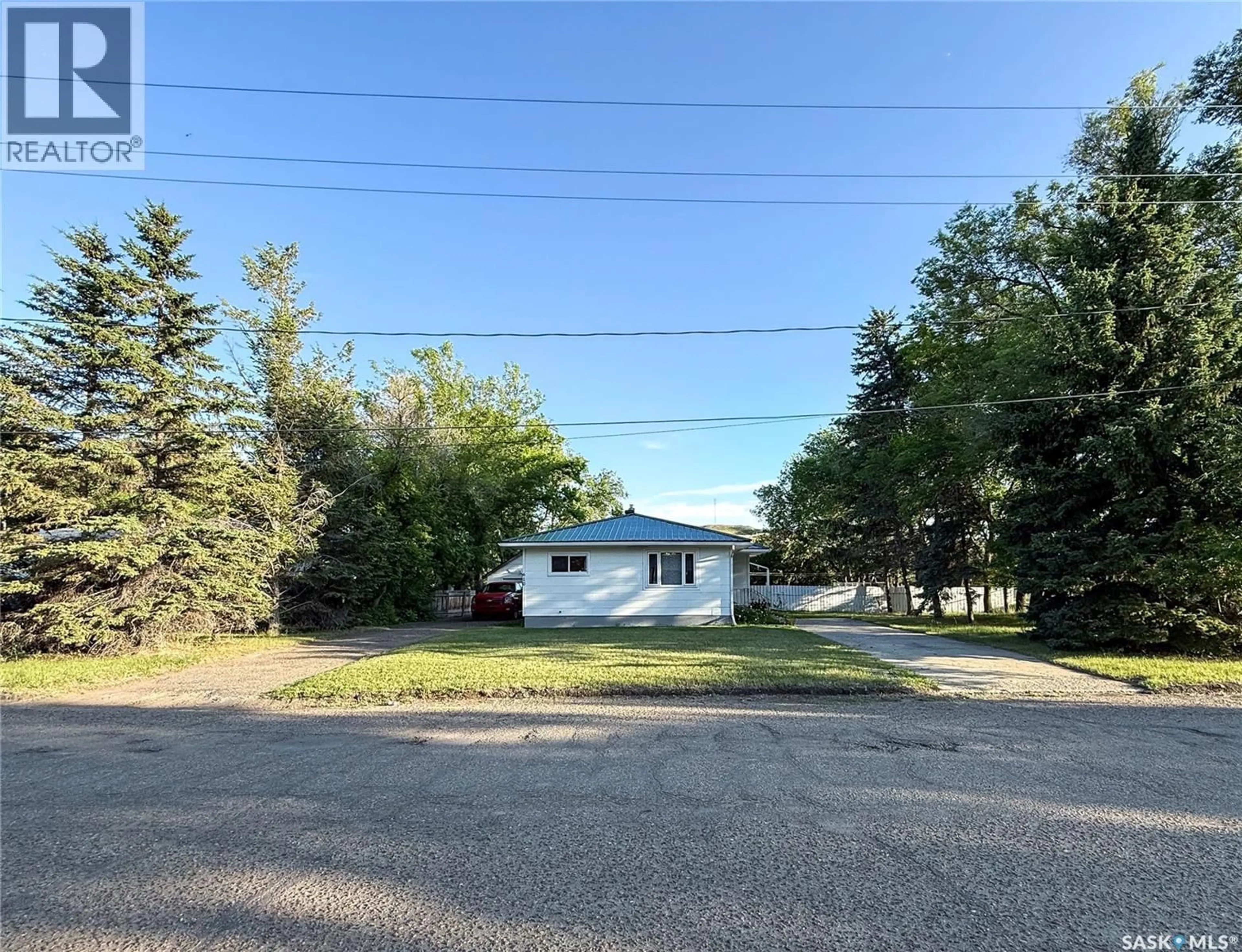 A pic from outside/outdoor area/front of a property/back of a property/a pic from drone, street for 610 RAILWAY STREET, Eastend Saskatchewan S0N0T0