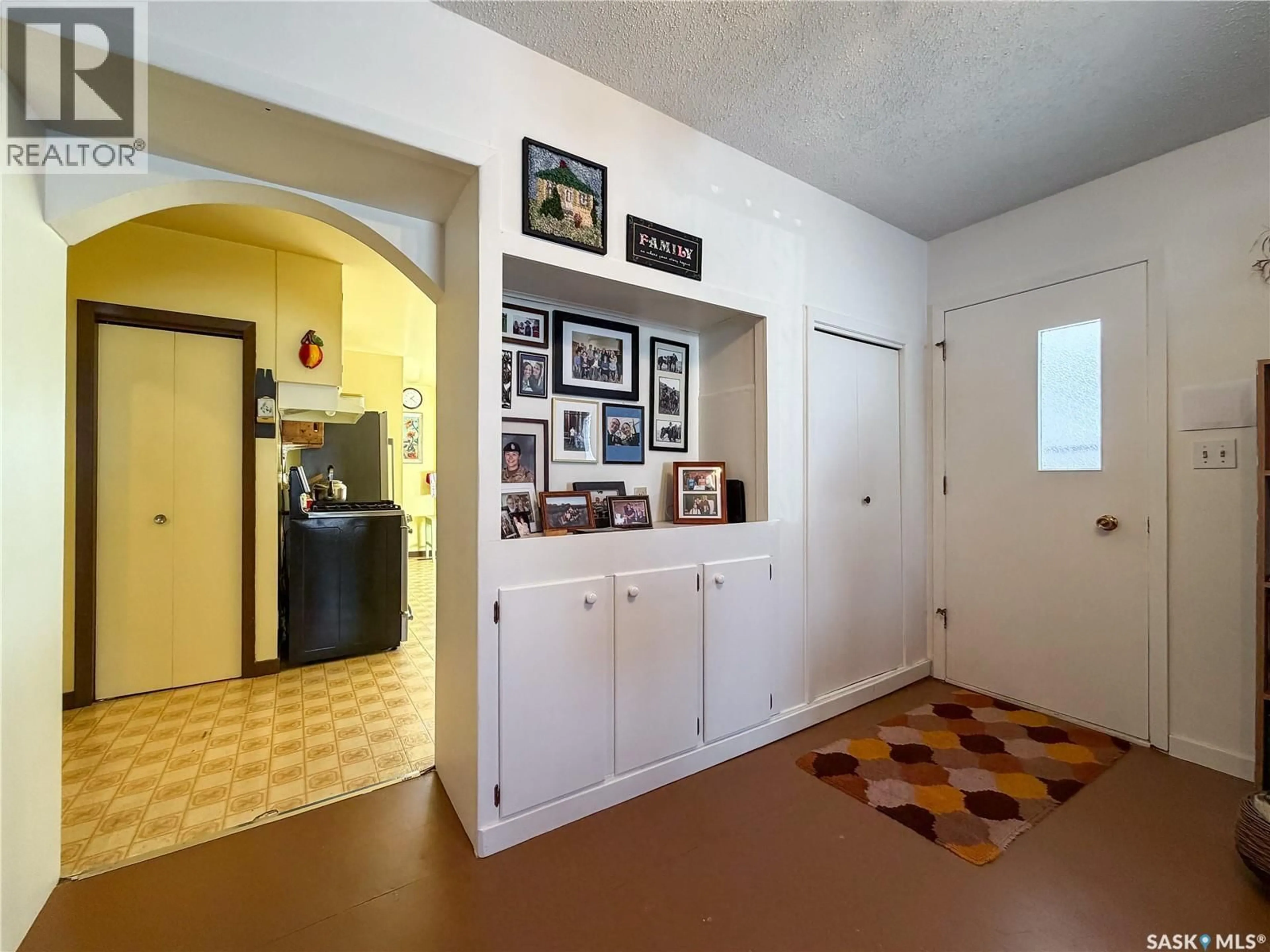 Indoor entryway for 610 RAILWAY STREET, Eastend Saskatchewan S0N0T0