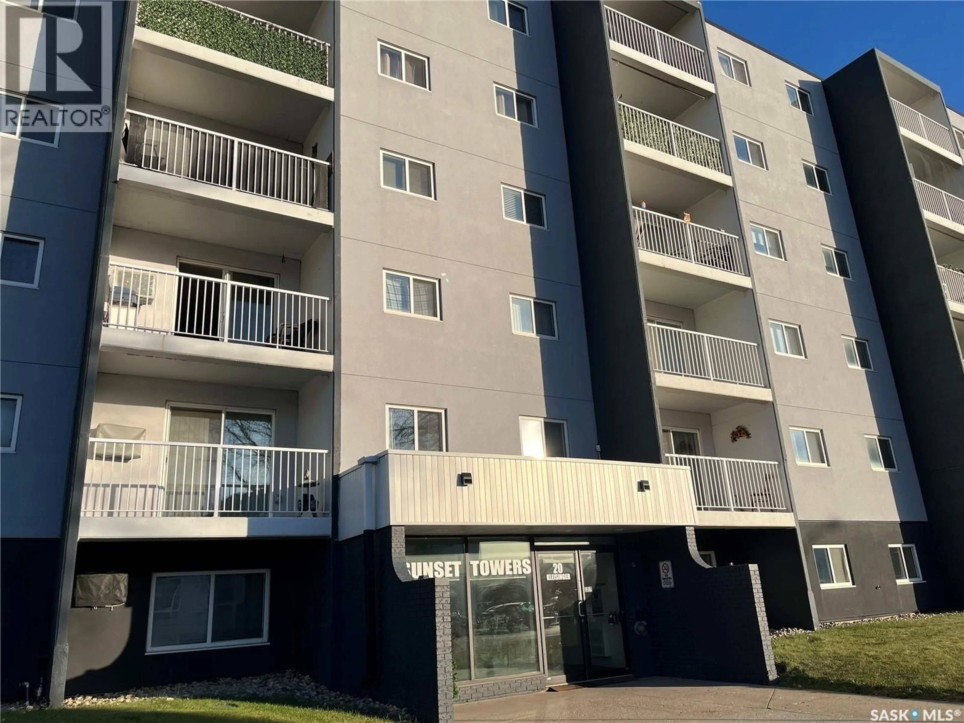 A pic from outside/outdoor area/front of a property/back of a property/a pic from drone, unknown for 610 20 KLEISINGER CRESCENT, Regina Saskatchewan S4R7M3