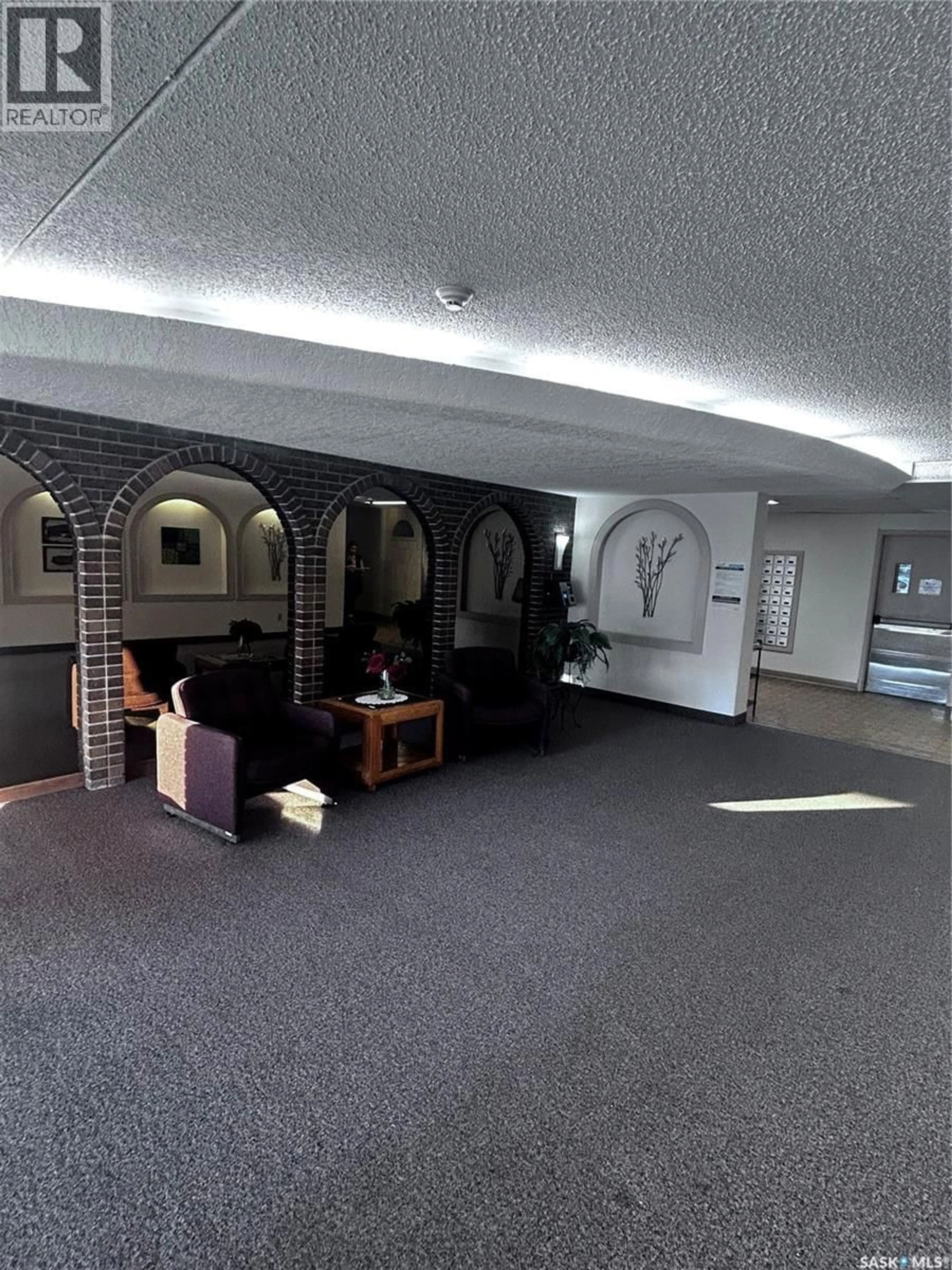 Indoor foyer for 610 20 KLEISINGER CRESCENT, Regina Saskatchewan S4R7M3