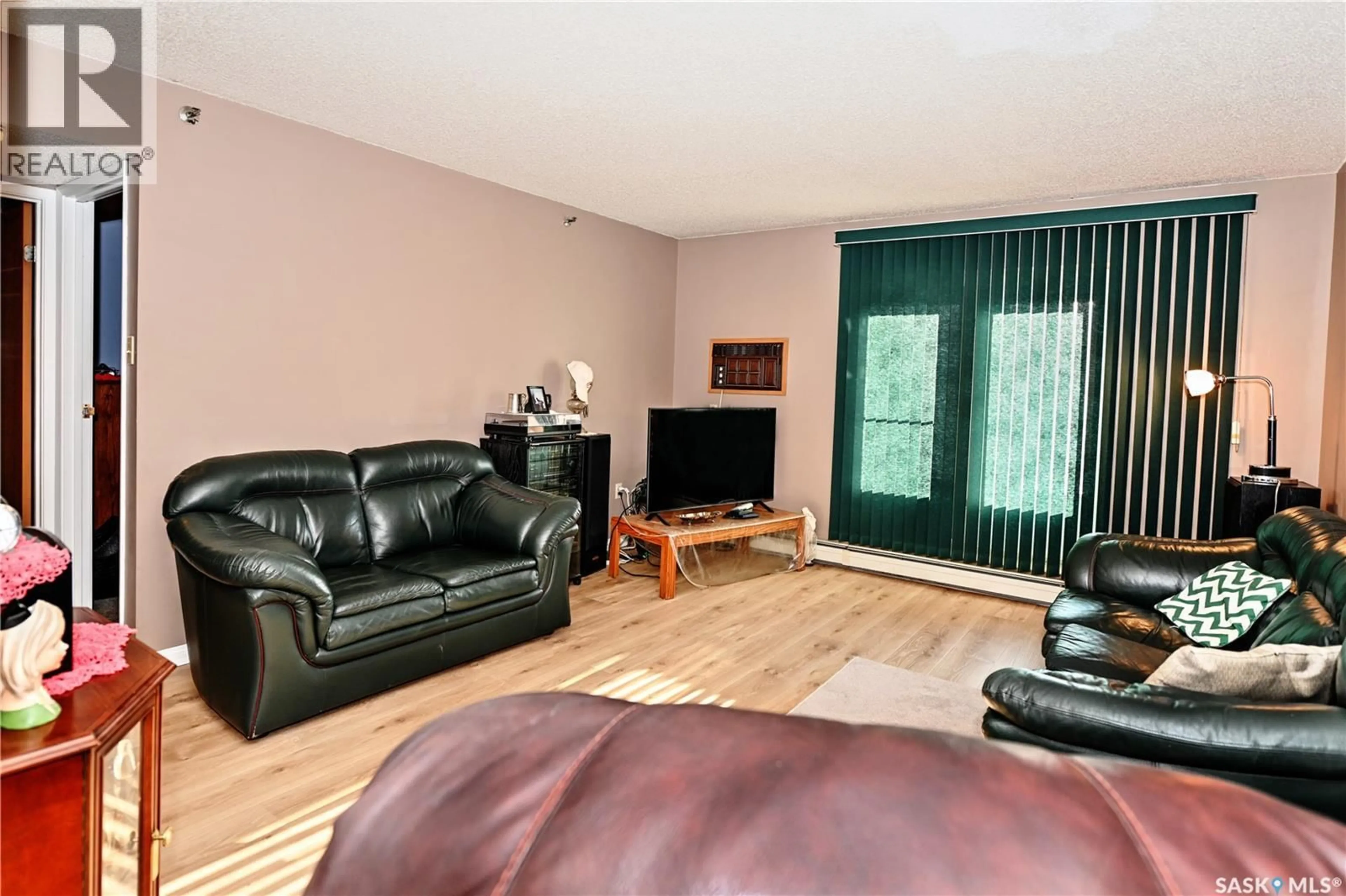 Living room with furniture, wood/laminate floor for N - 1106 405 5TH AVENUE, Saskatoon Saskatchewan S7K6Z3