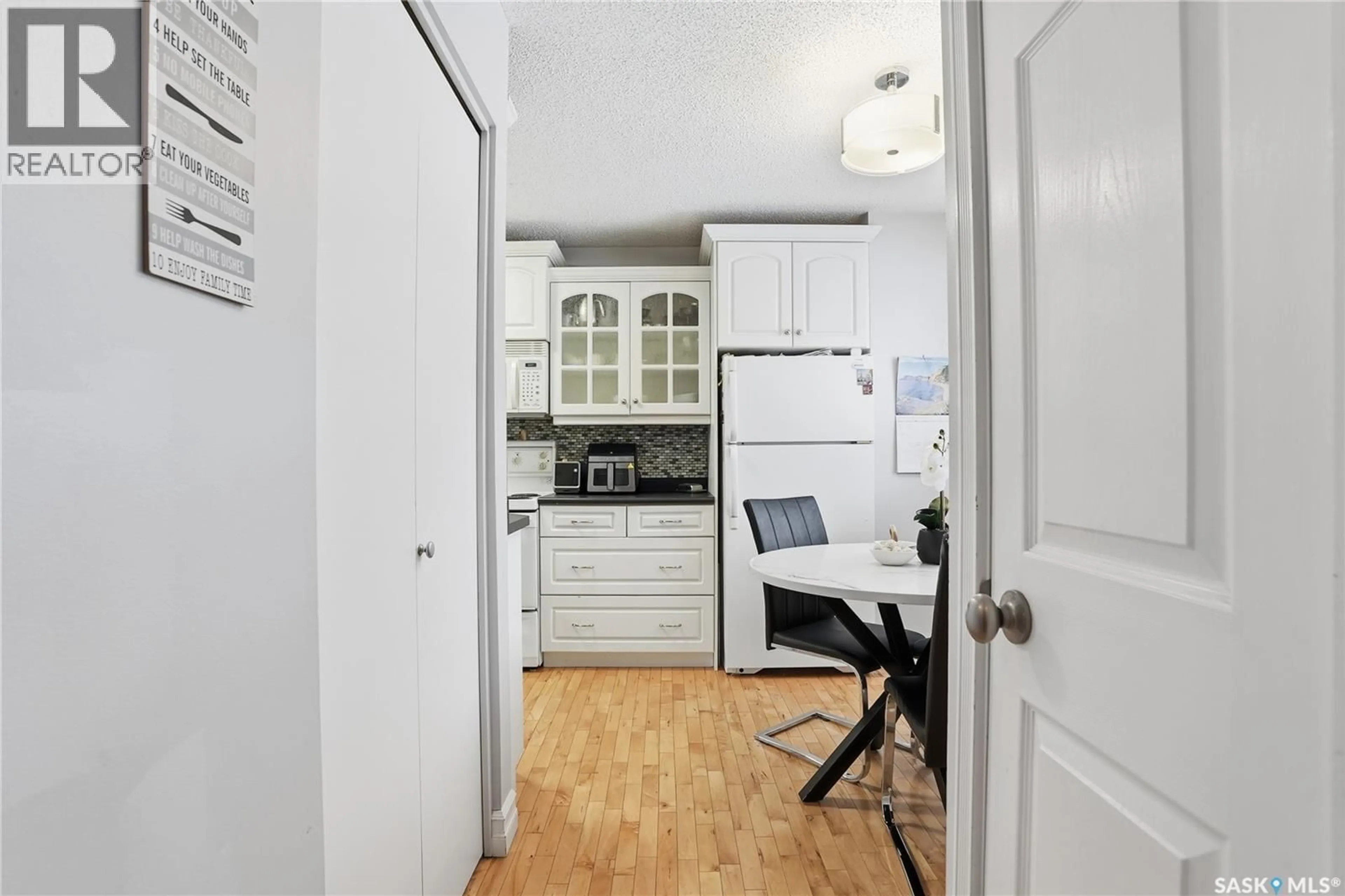 Standard kitchen, unknown for 28 330 HAIGHT CRESCENT, Saskatoon Saskatchewan S7H4V9
