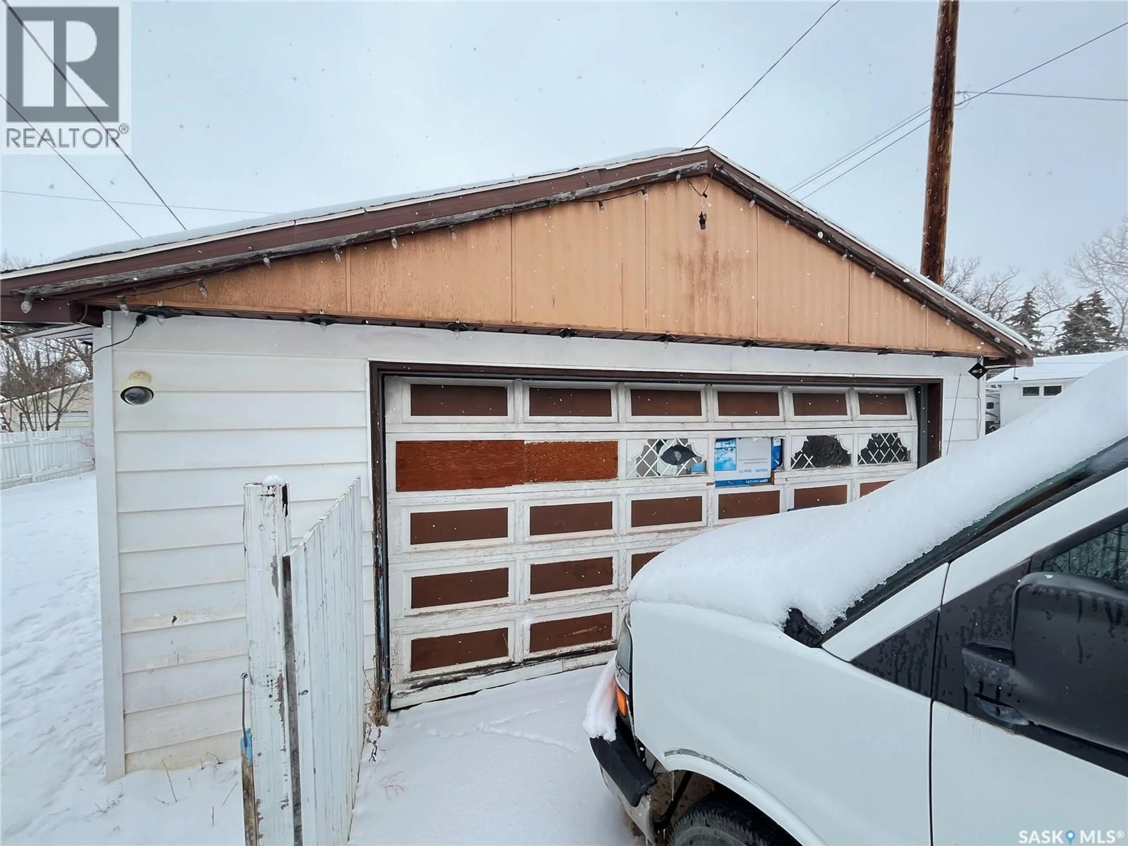 Indoor garage for 307 ASPEN STREET, Maple Creek Saskatchewan S0N1N0
