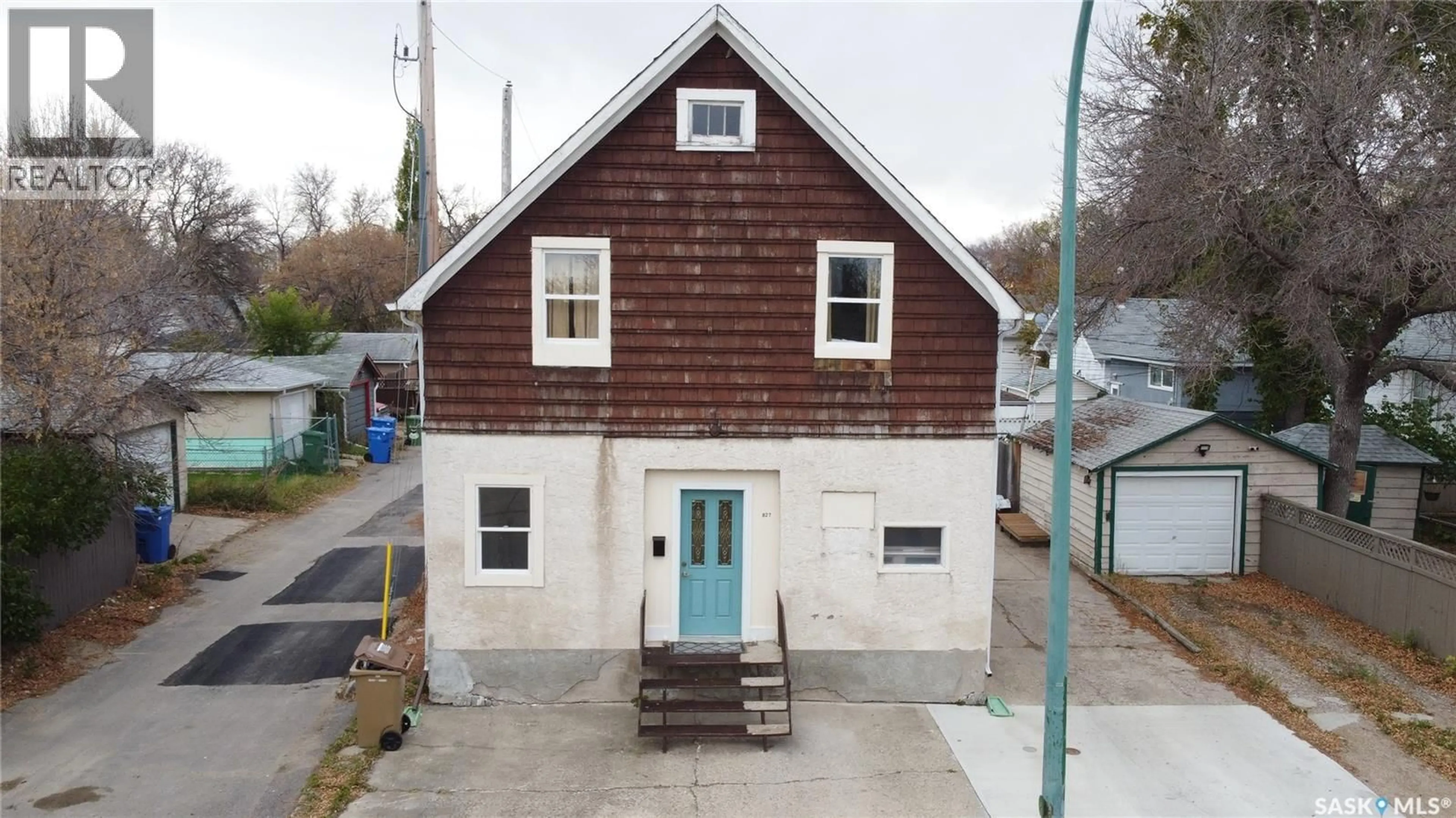 A pic from outside/outdoor area/front of a property/back of a property/a pic from drone, building for 827 15TH AVENUE, Regina Saskatchewan S4N0V2