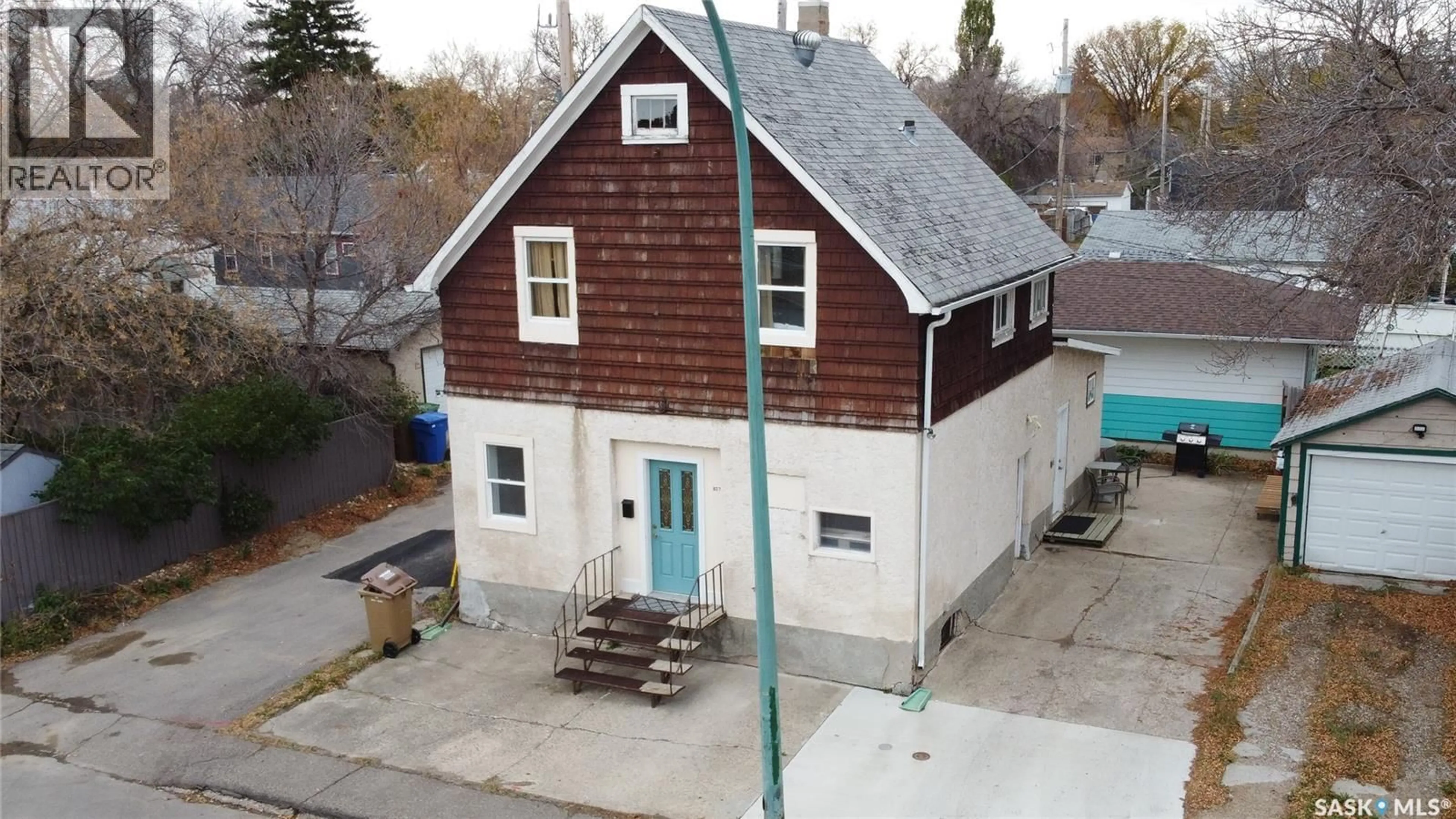 A pic from outside/outdoor area/front of a property/back of a property/a pic from drone, building for 827 15TH AVENUE, Regina Saskatchewan S4N0V2
