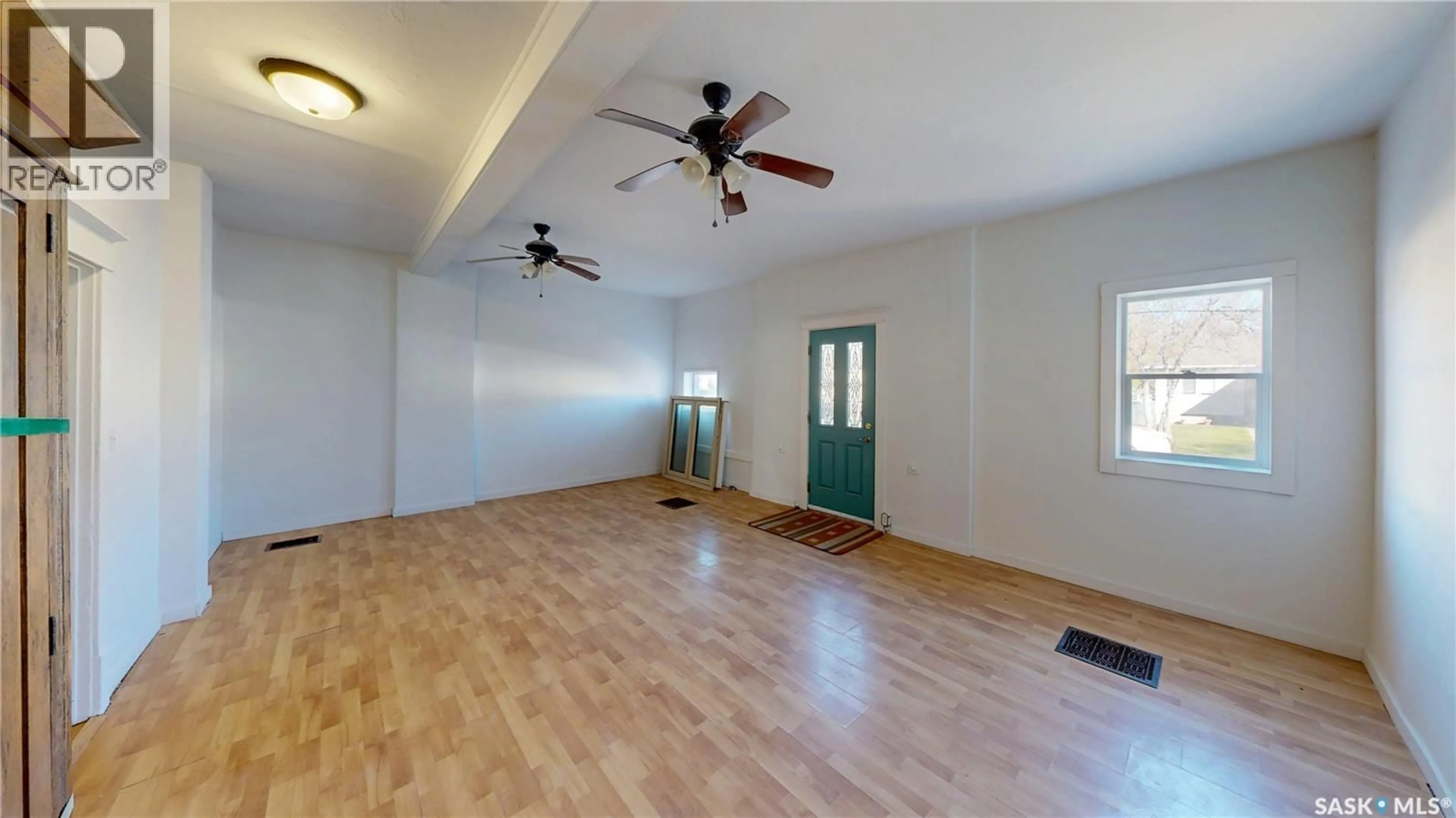 A pic of a room for 827 15TH AVENUE, Regina Saskatchewan S4N0V2