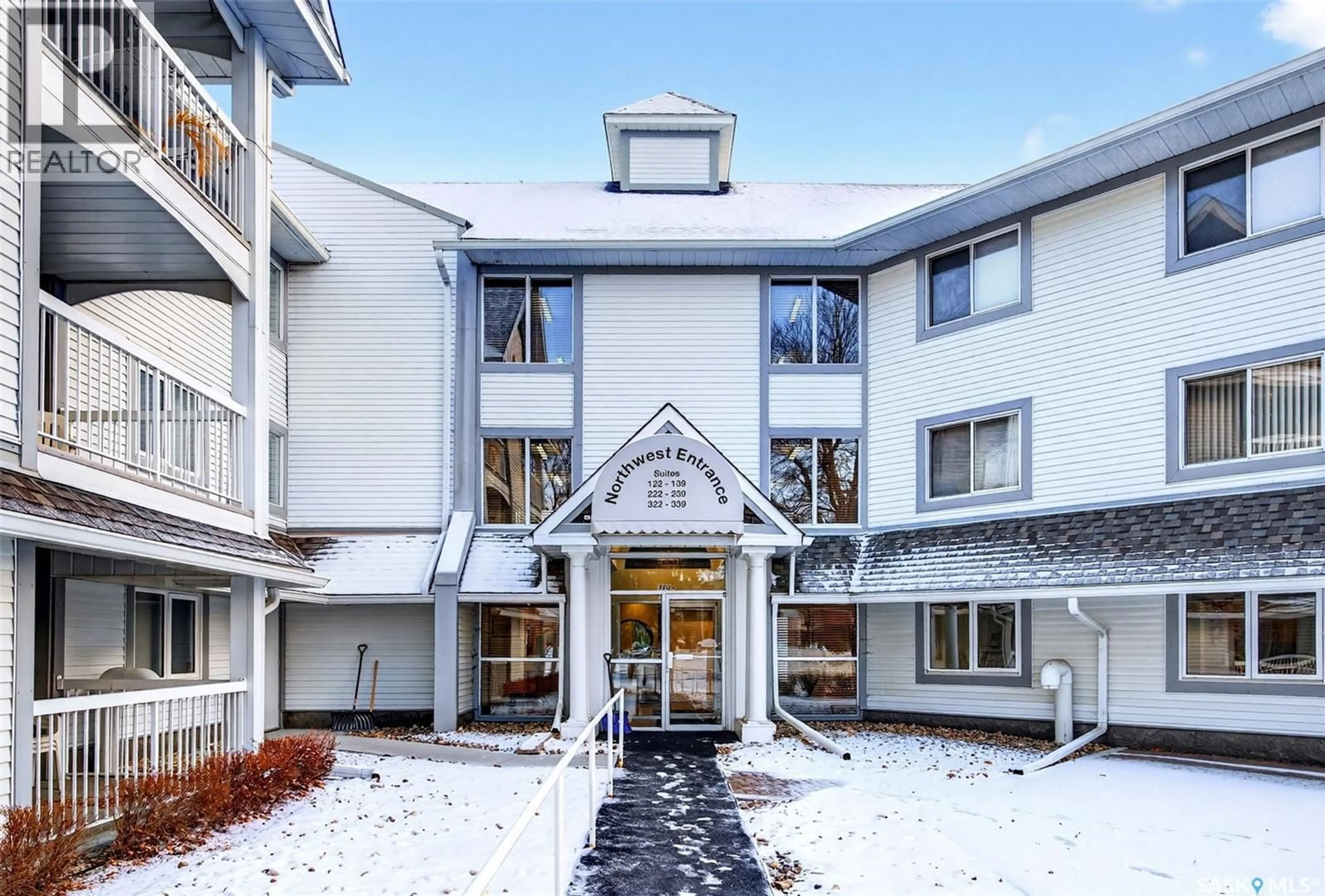 Indoor foyer for 131 960 ASSINIBOINE AVENUE, Regina Saskatchewan S4V2P8