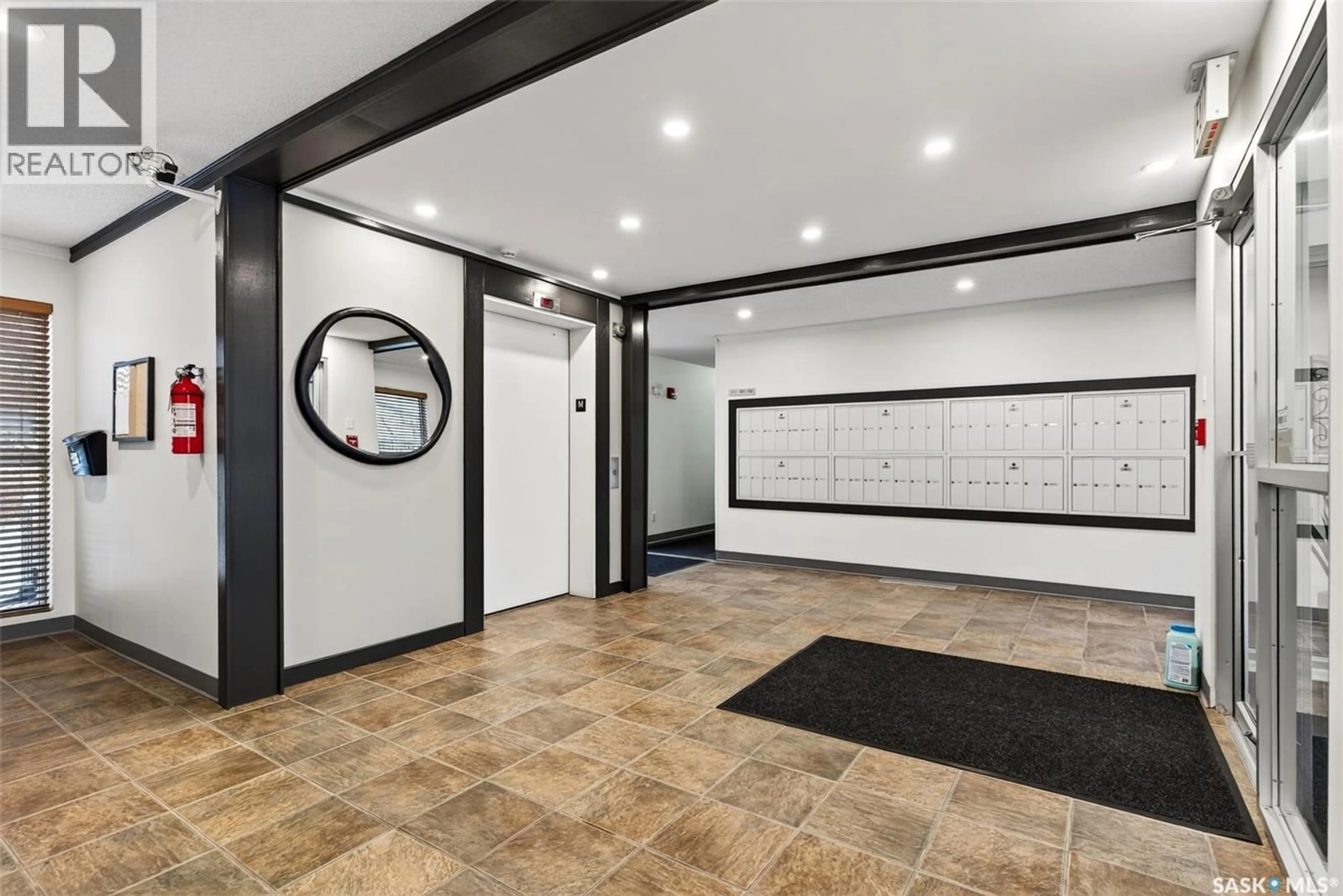 Indoor foyer for 131 960 ASSINIBOINE AVENUE, Regina Saskatchewan S4V2P8