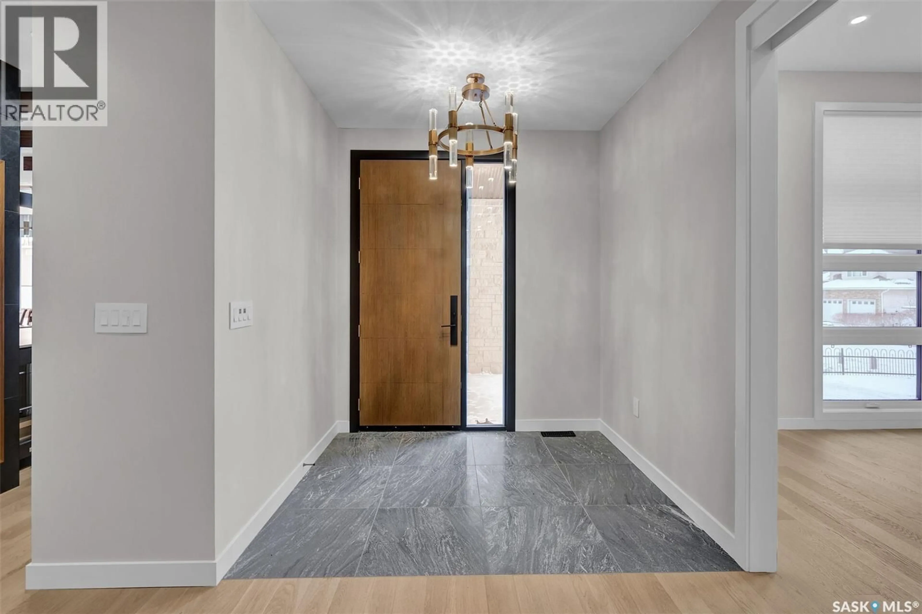 Indoor entryway for 8267 WASCANA GARDENS POINT, Regina Saskatchewan S4V1G8