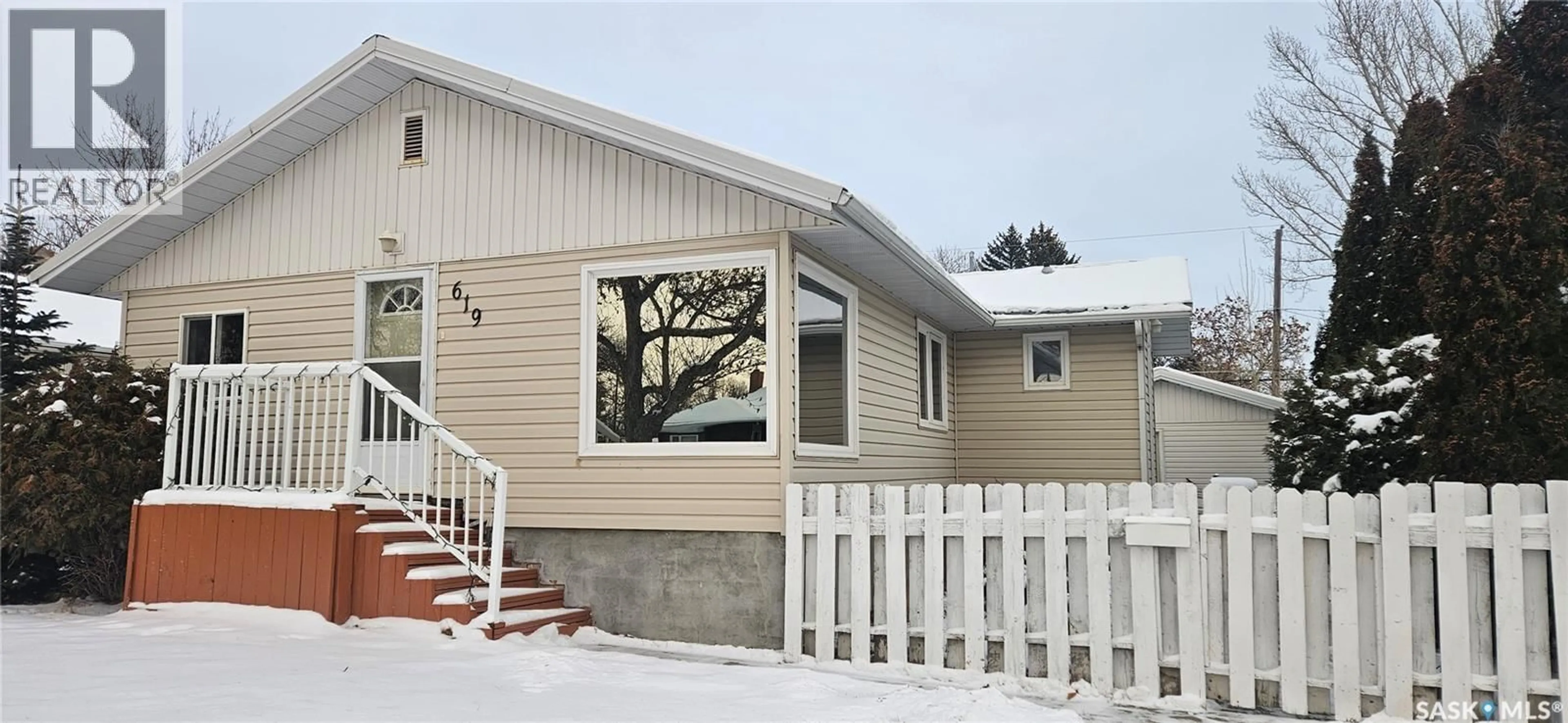 Home with vinyl exterior material, street for 619 4TH AVENUE, Swift Current Saskatchewan S9H0V7