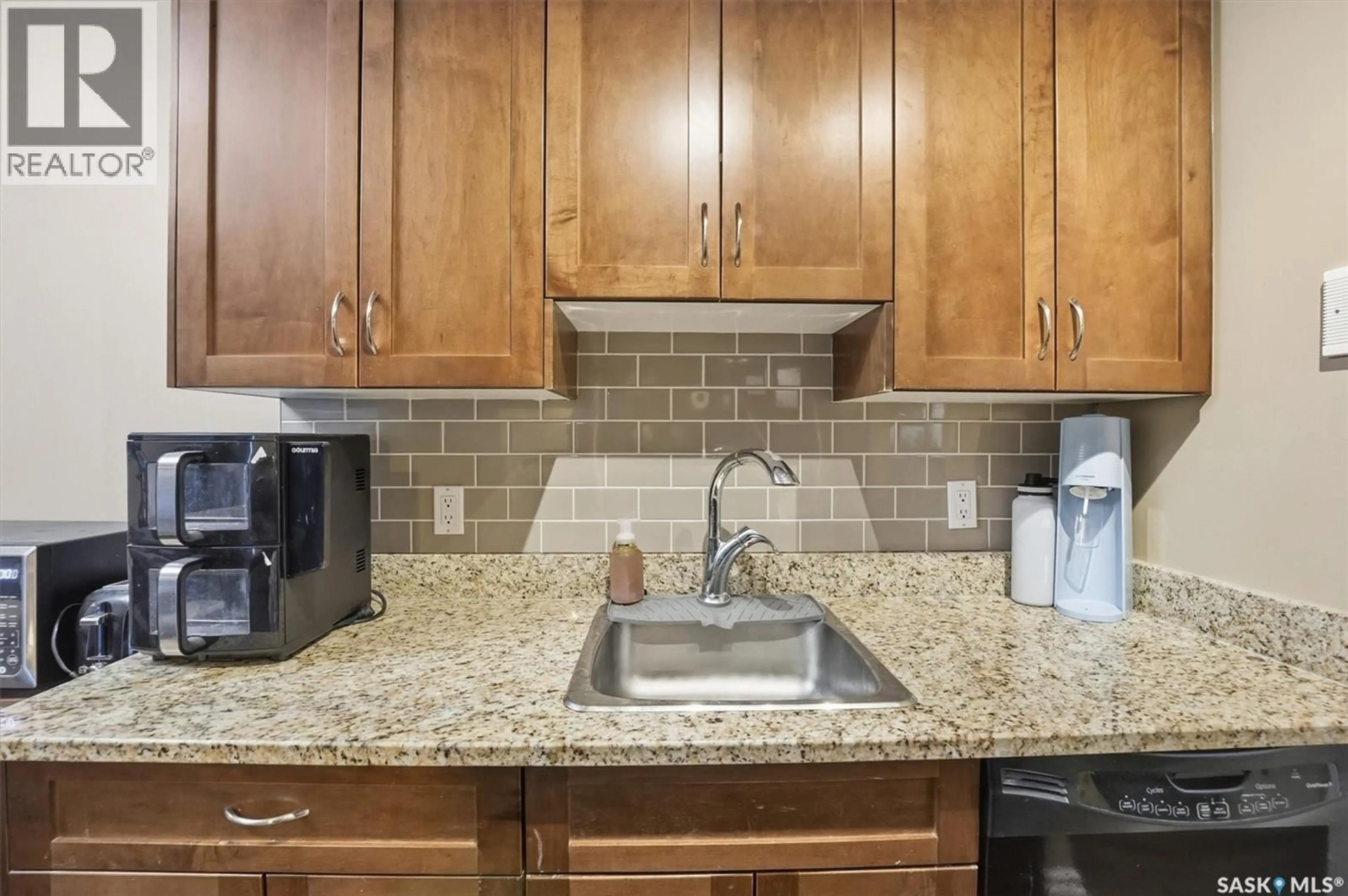 Standard kitchen, ceramic/tile floor for 205 250 PINEHOUSE PLACE, Saskatoon Saskatchewan S7K4X1