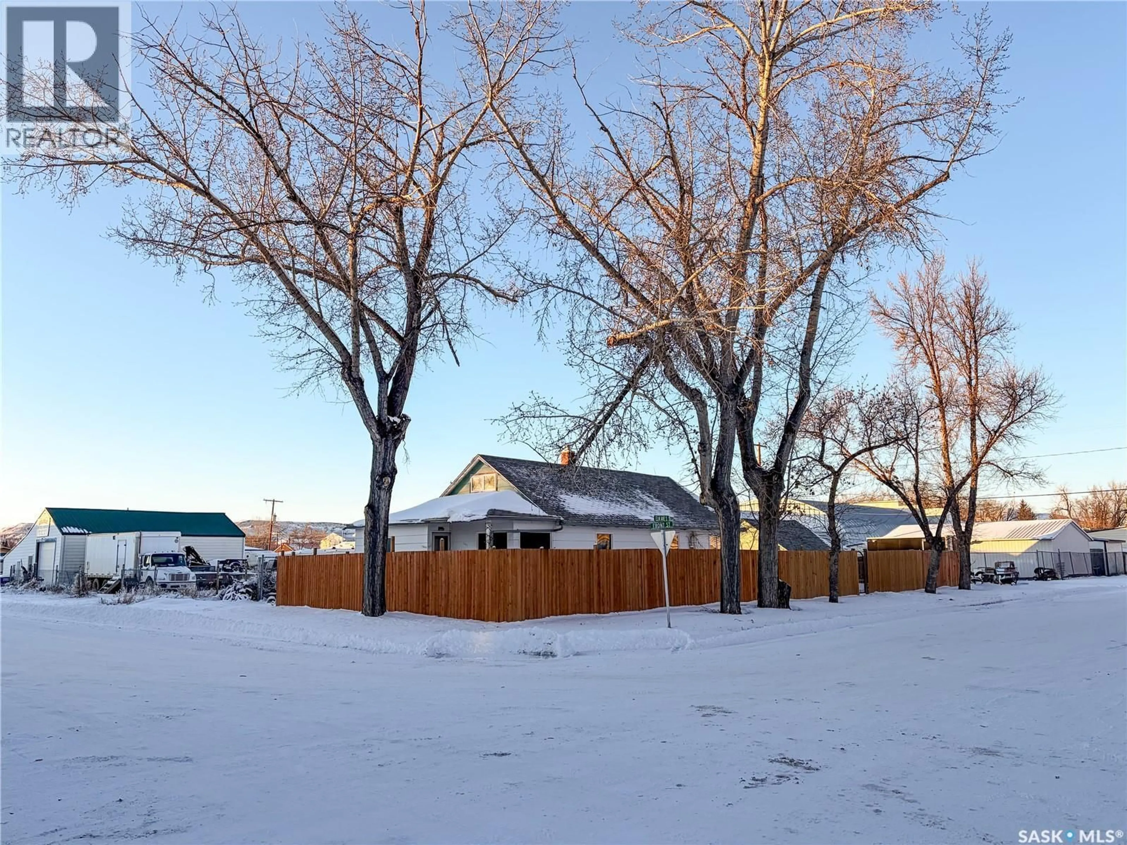 A pic from outside/outdoor area/front of a property/back of a property/a pic from drone, street for 301 FRONT STREET, Eastend Saskatchewan S0N0T0