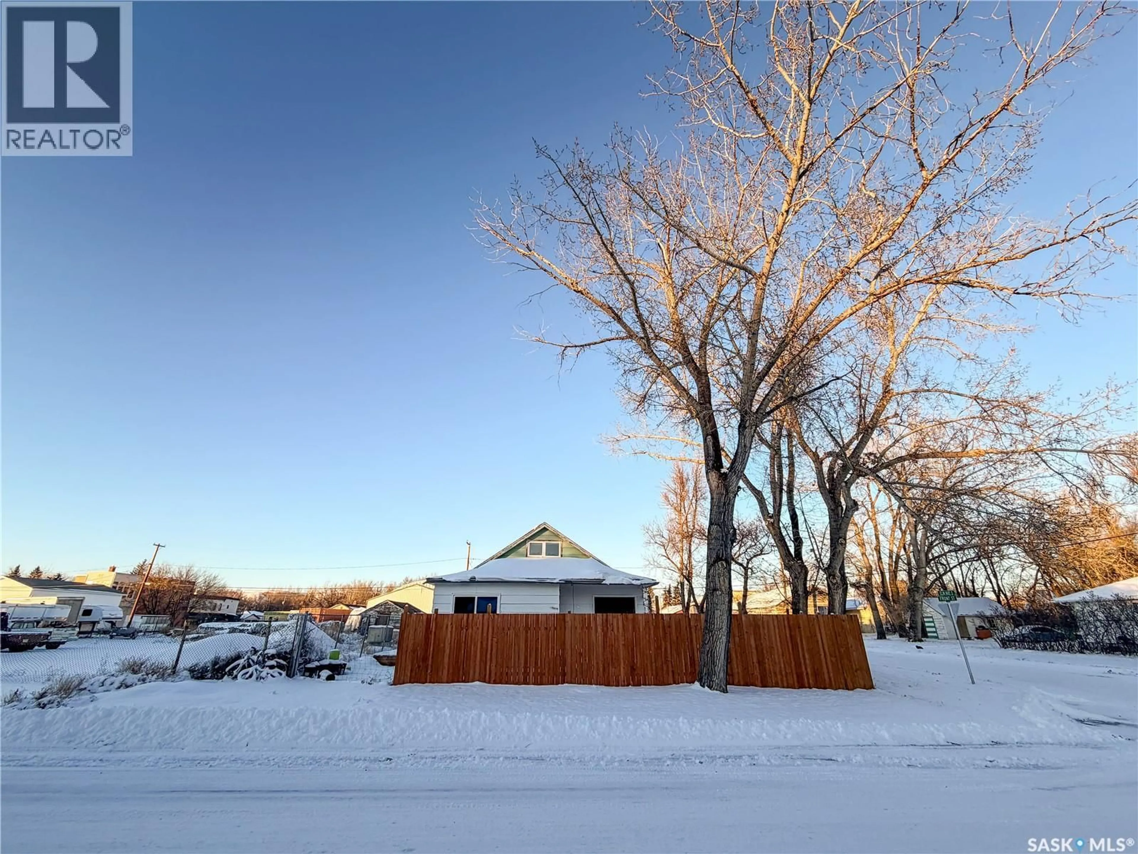 A pic from outside/outdoor area/front of a property/back of a property/a pic from drone, street for 301 FRONT STREET, Eastend Saskatchewan S0N0T0