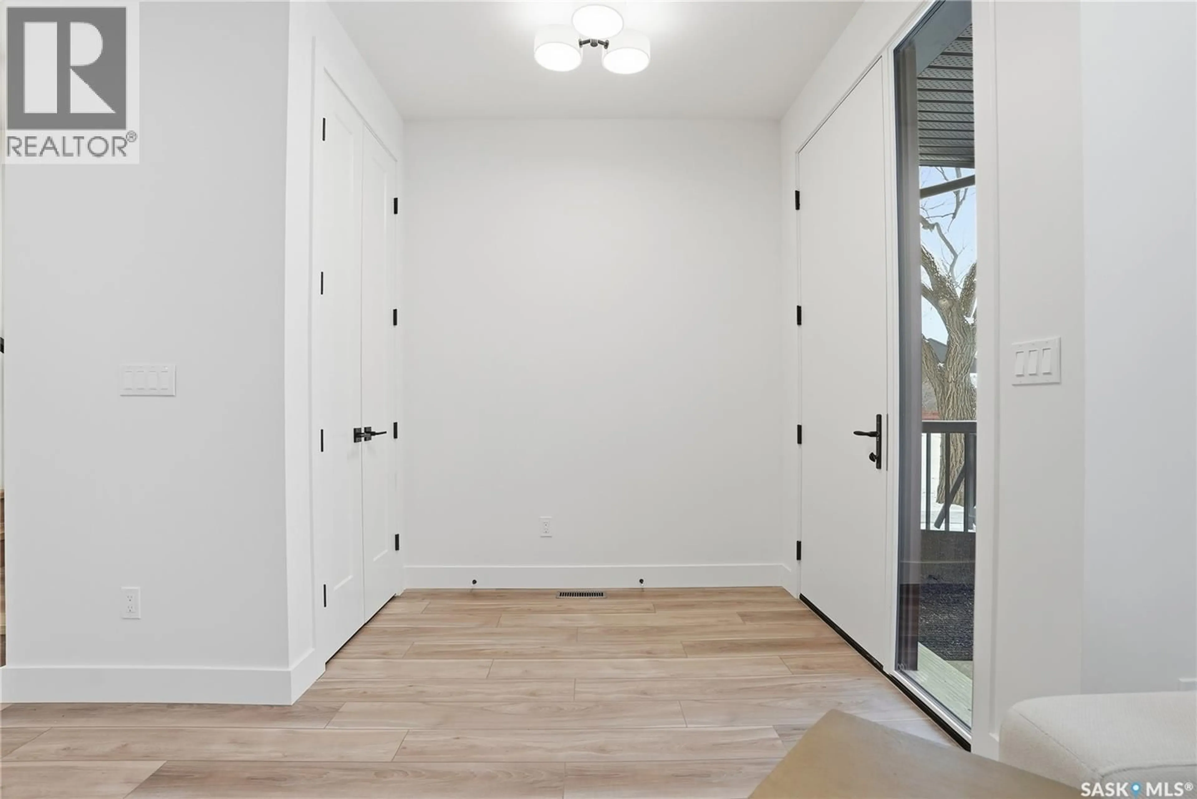 Indoor entryway for 1137 13TH STREET, Saskatoon Saskatchewan S7H0B8