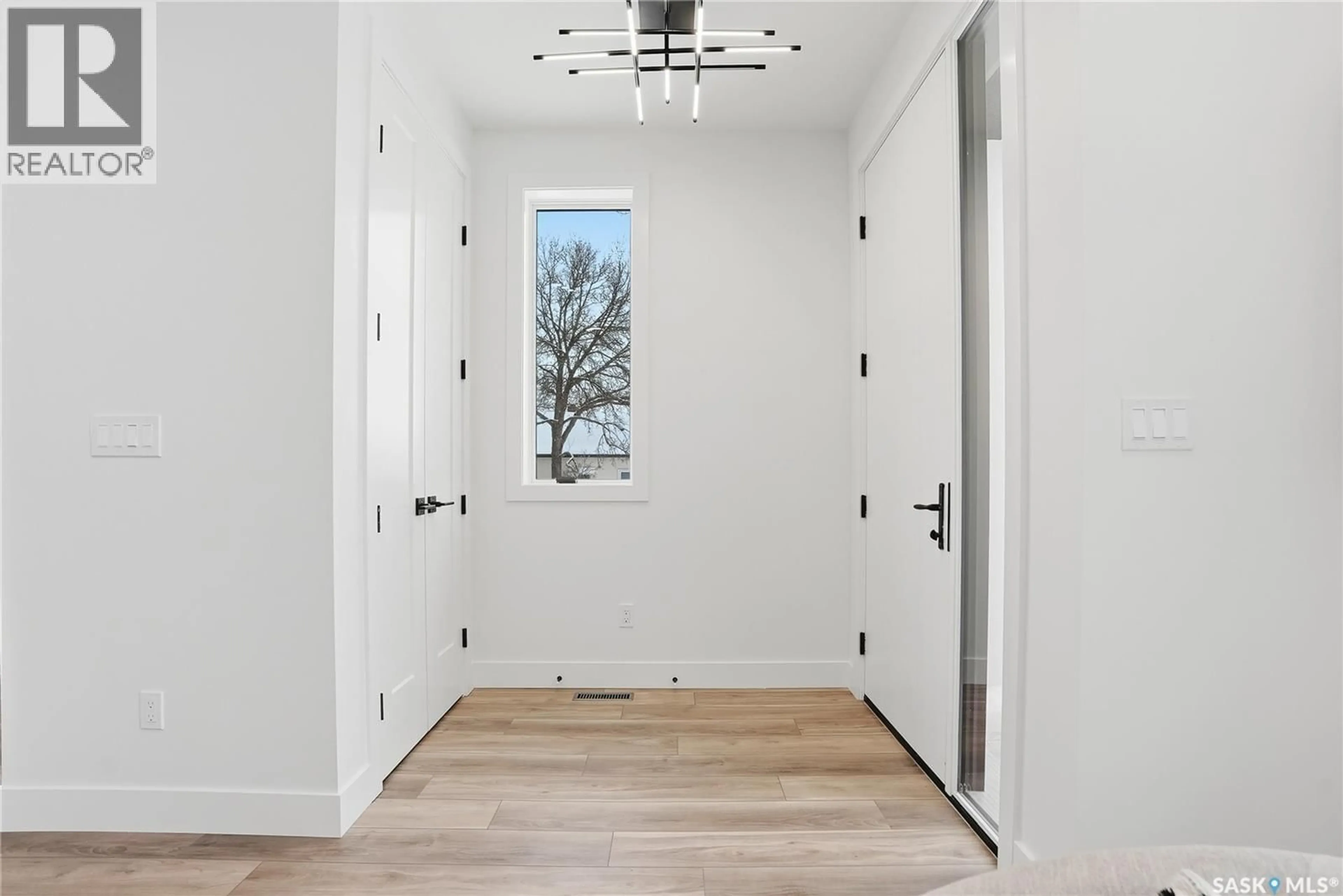Indoor entryway for 1139 13TH STREET, Saskatoon Saskatchewan S7H0B8