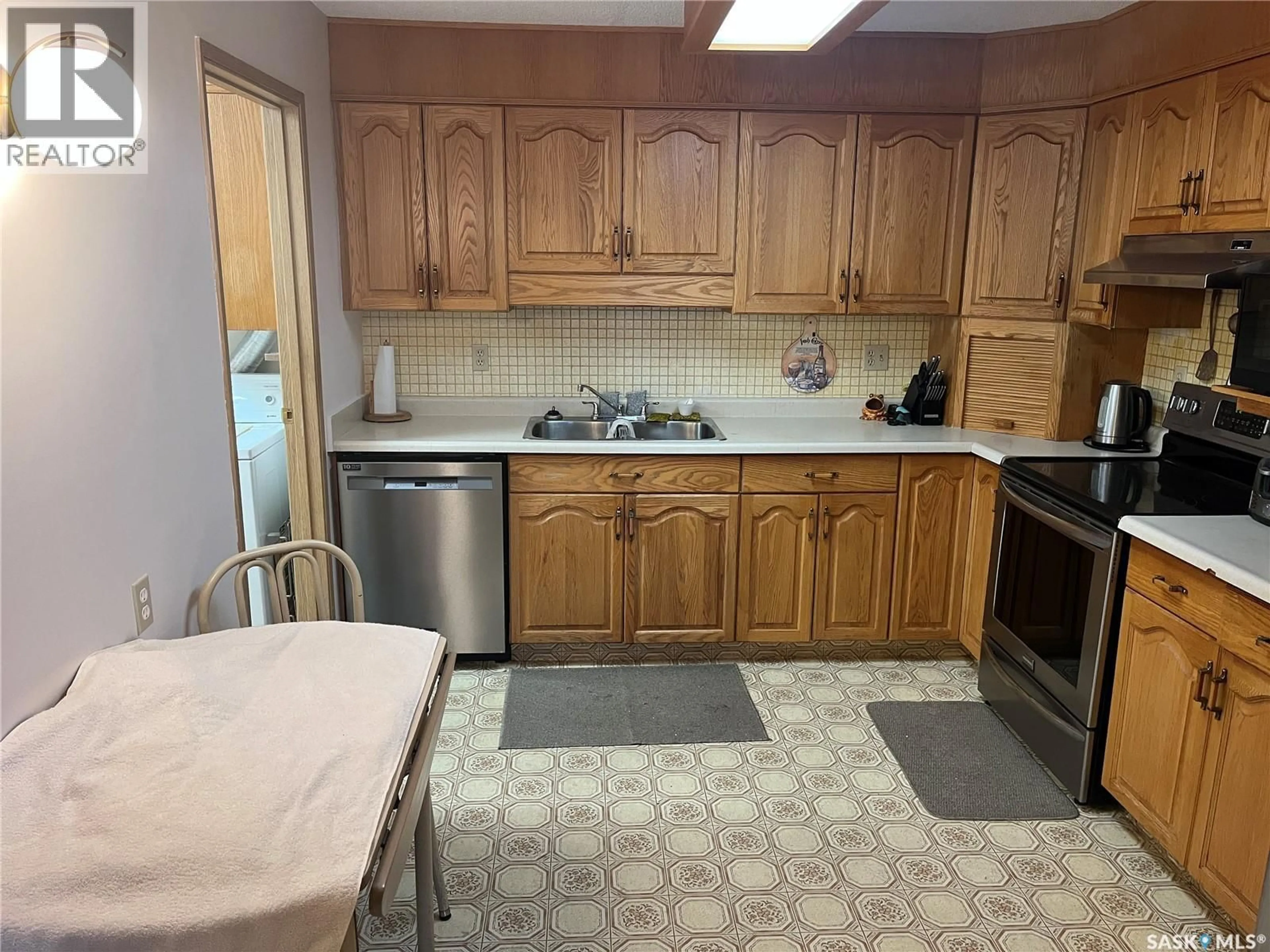 Standard kitchen, unknown for NE - 102 115 8TH STREET, Weyburn Saskatchewan S4H1E1