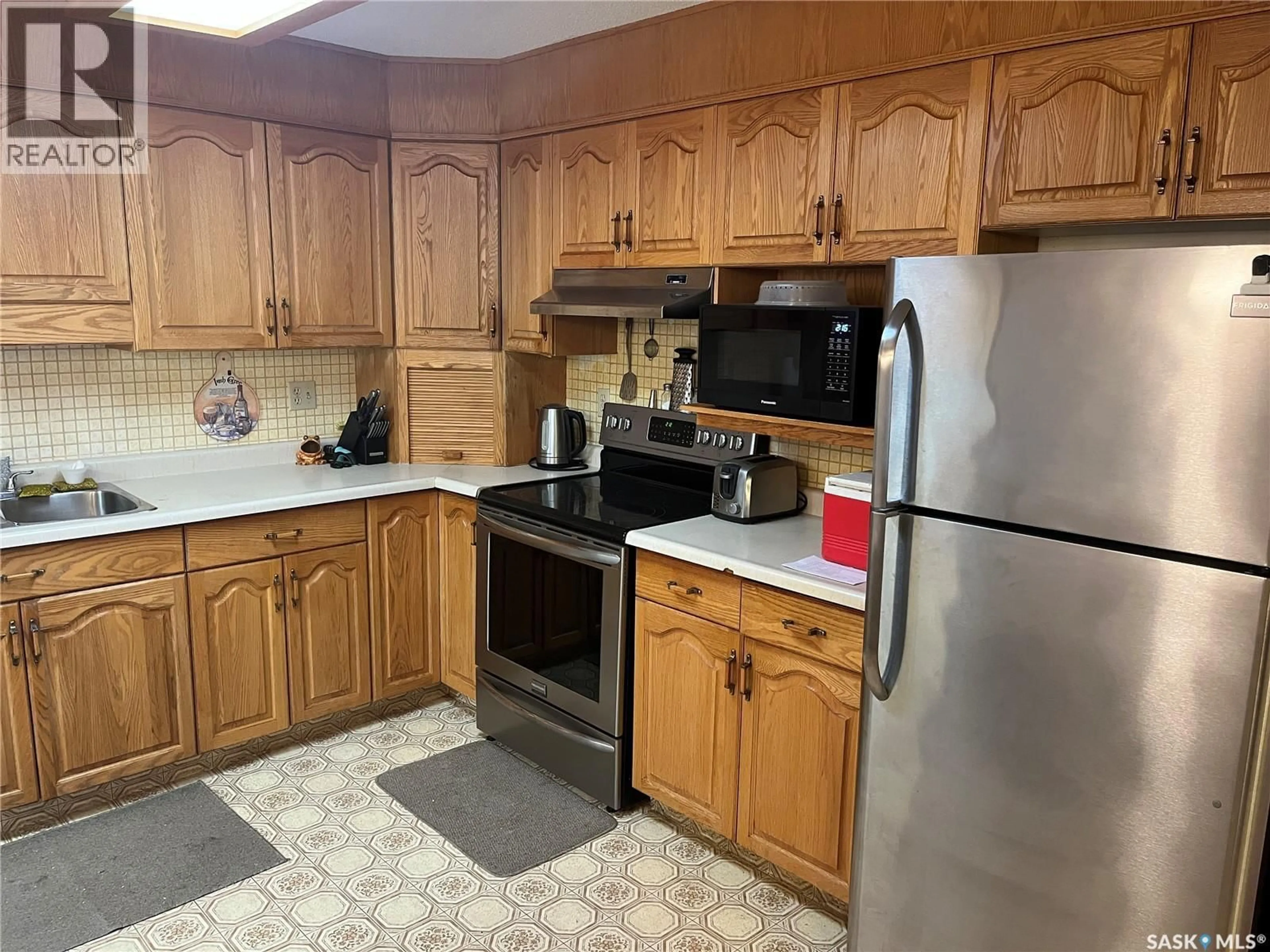 Standard kitchen, unknown for NE - 102 115 8TH STREET, Weyburn Saskatchewan S4H1E1