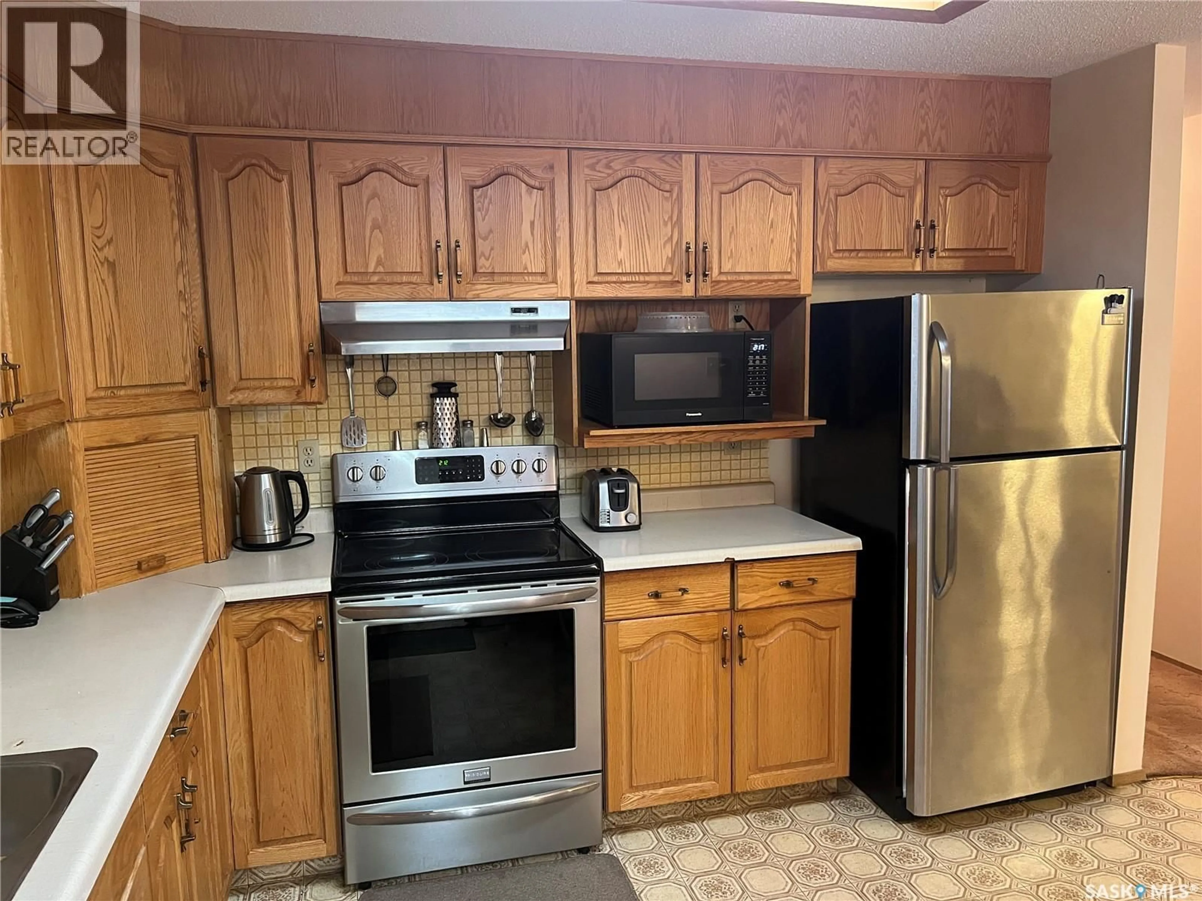 Standard kitchen, unknown for NE - 102 115 8TH STREET, Weyburn Saskatchewan S4H1E1