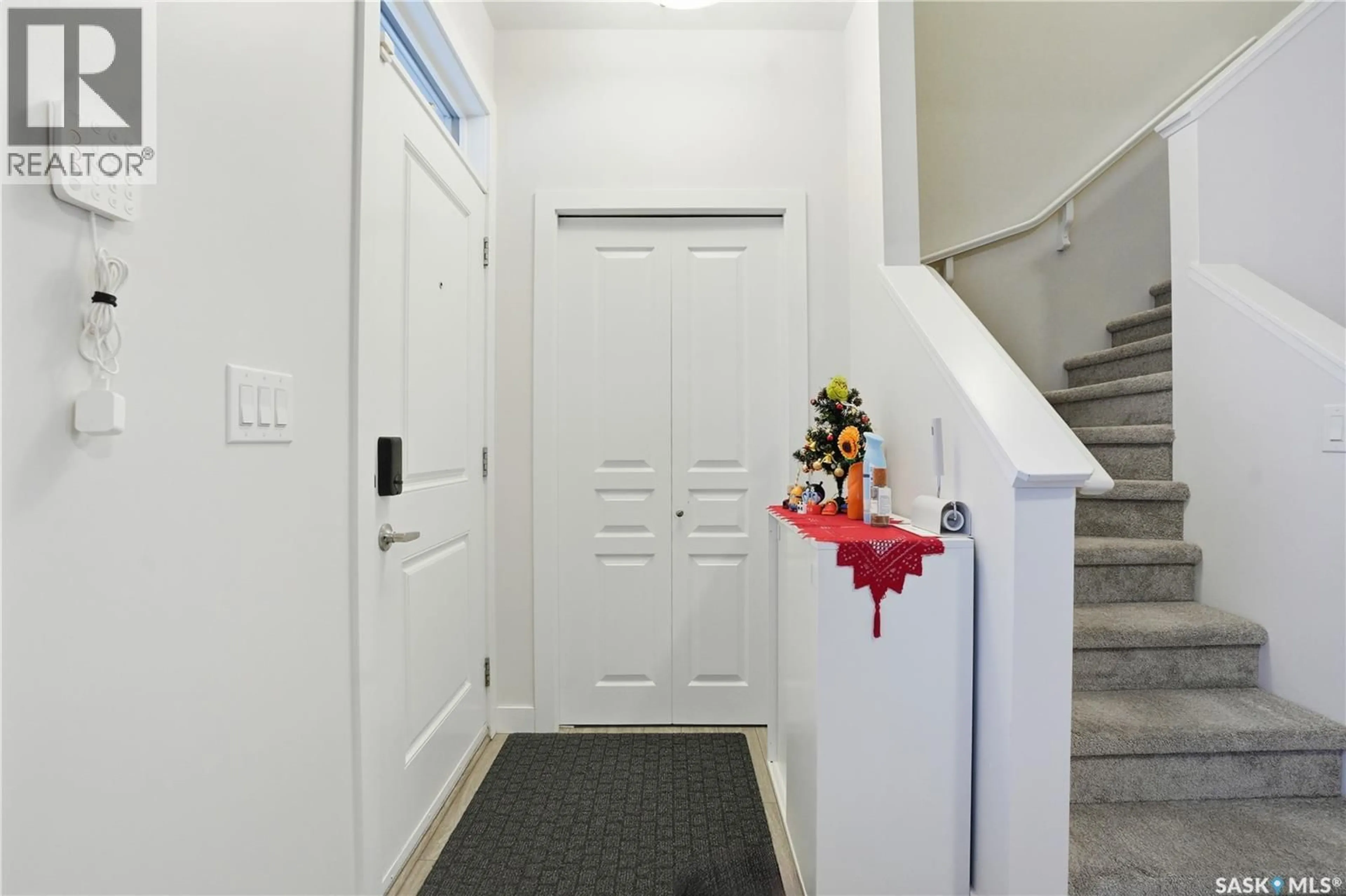 Indoor foyer for 1044 KOLYNCHUK CRESCENT, Saskatoon Saskatchewan S7T0X4