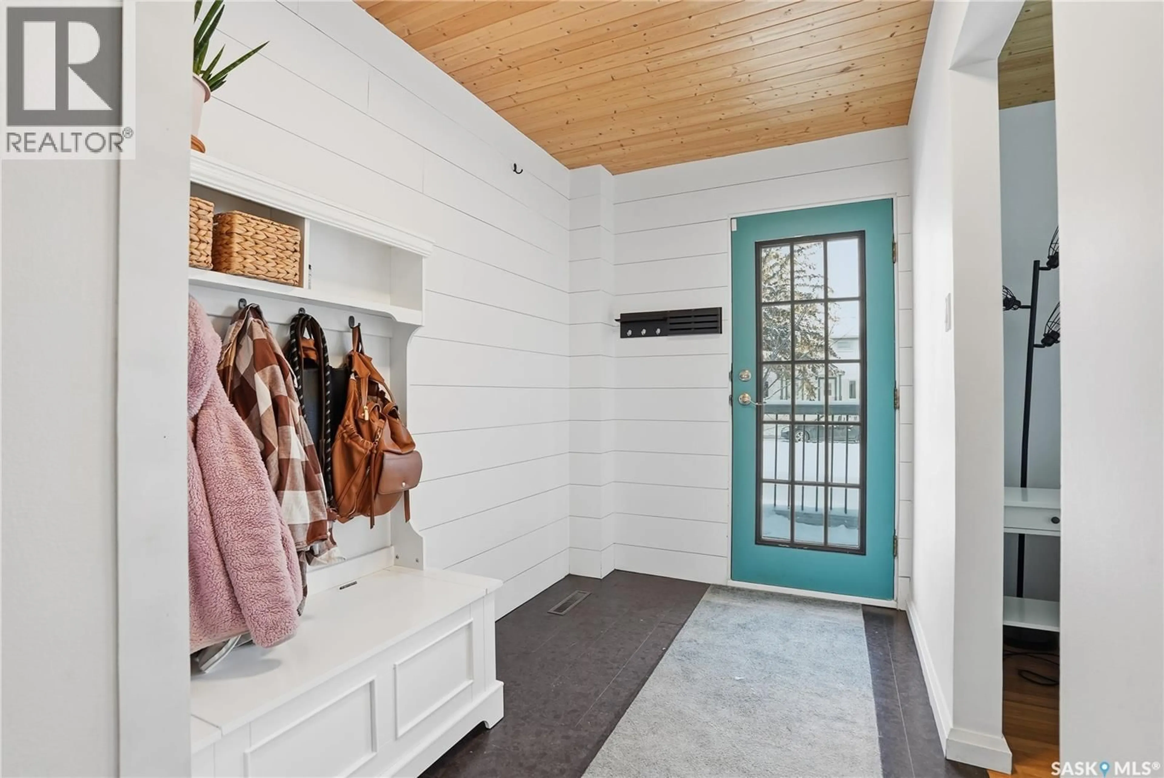 Indoor entryway for 2210 WILLIAM AVENUE, Saskatoon Saskatchewan S7J1A6