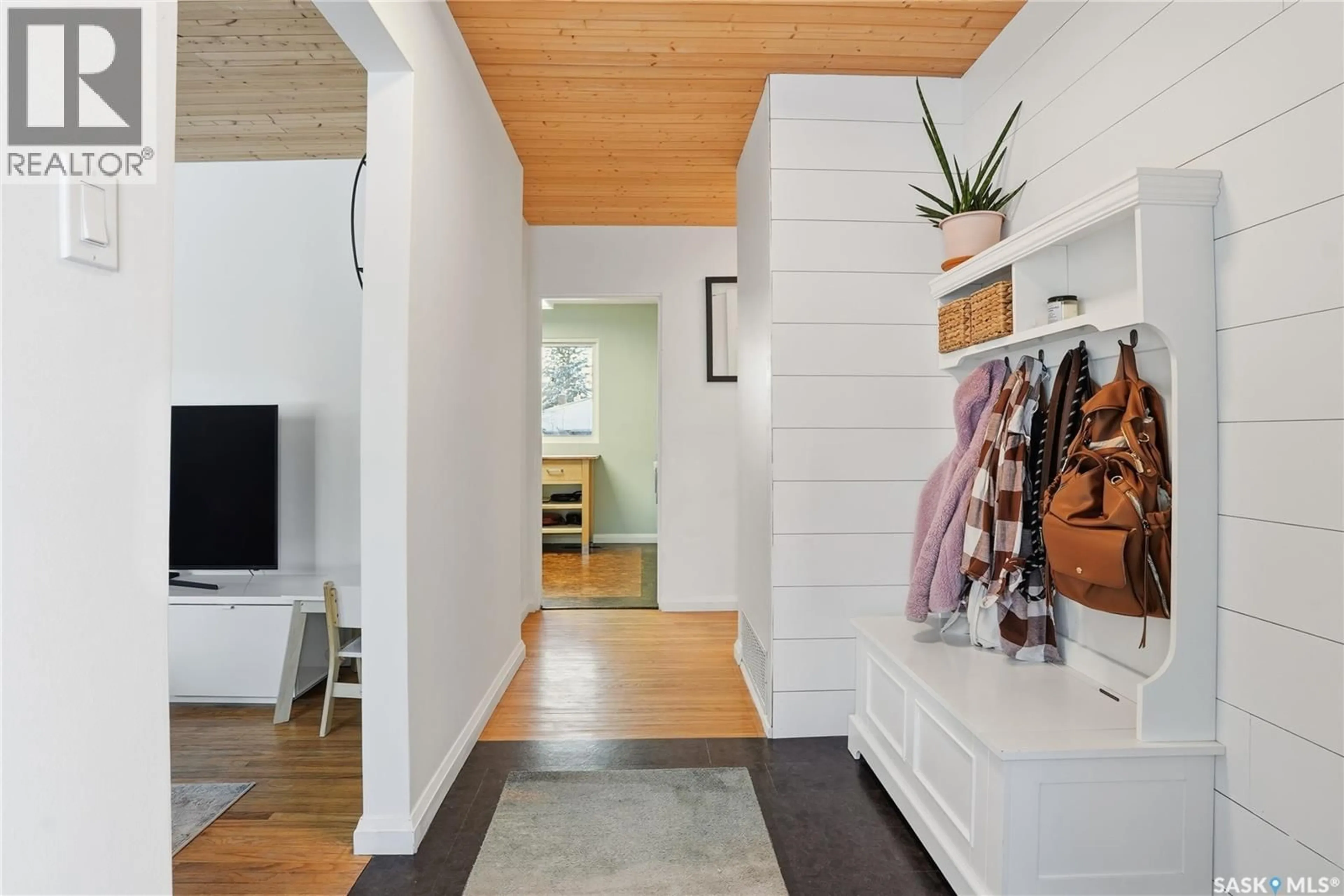 Indoor entryway for 2210 WILLIAM AVENUE, Saskatoon Saskatchewan S7J1A6