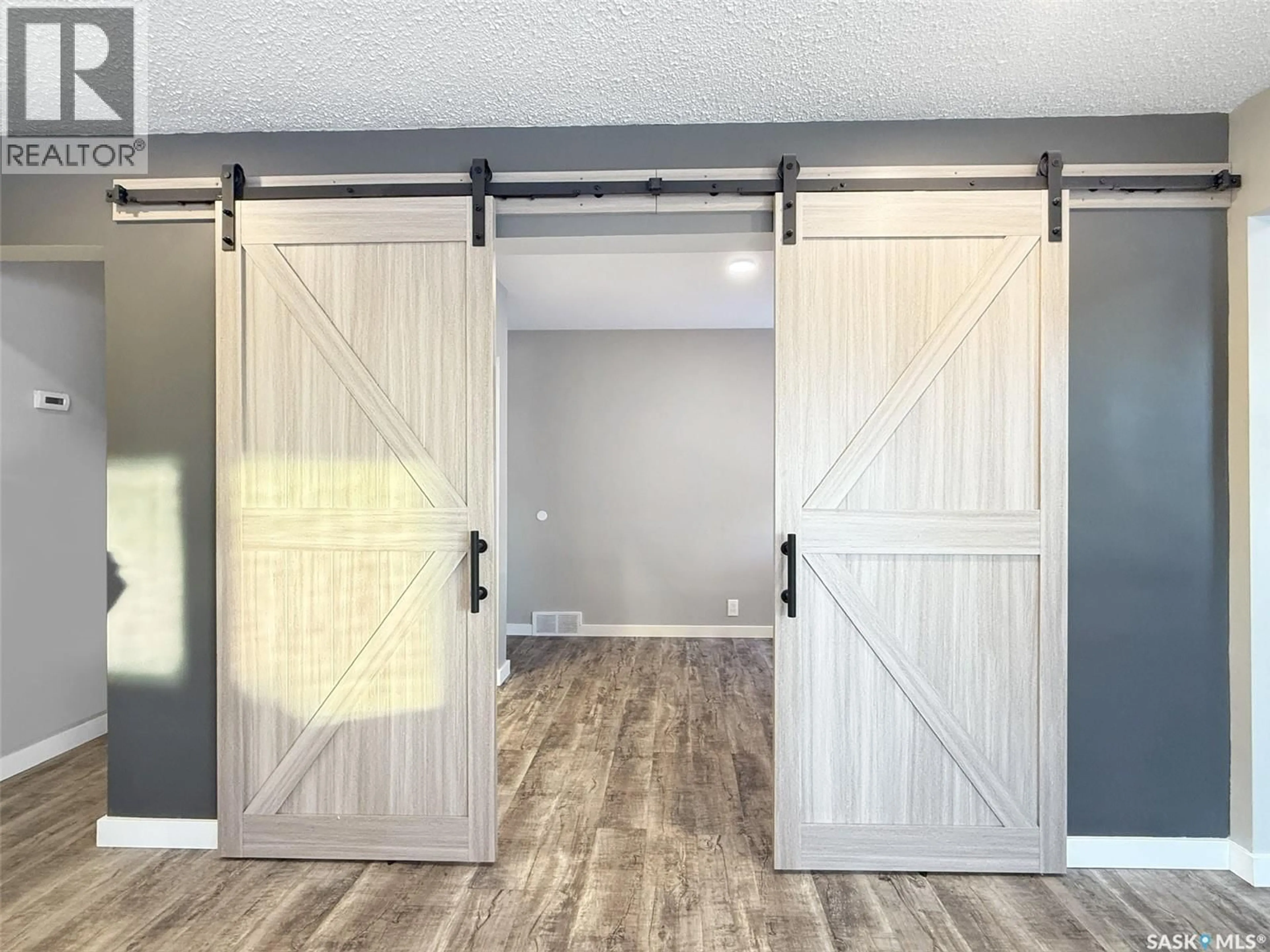 Indoor entryway for 634 5TH AVENUE, Swift Current Saskatchewan S9H0X4