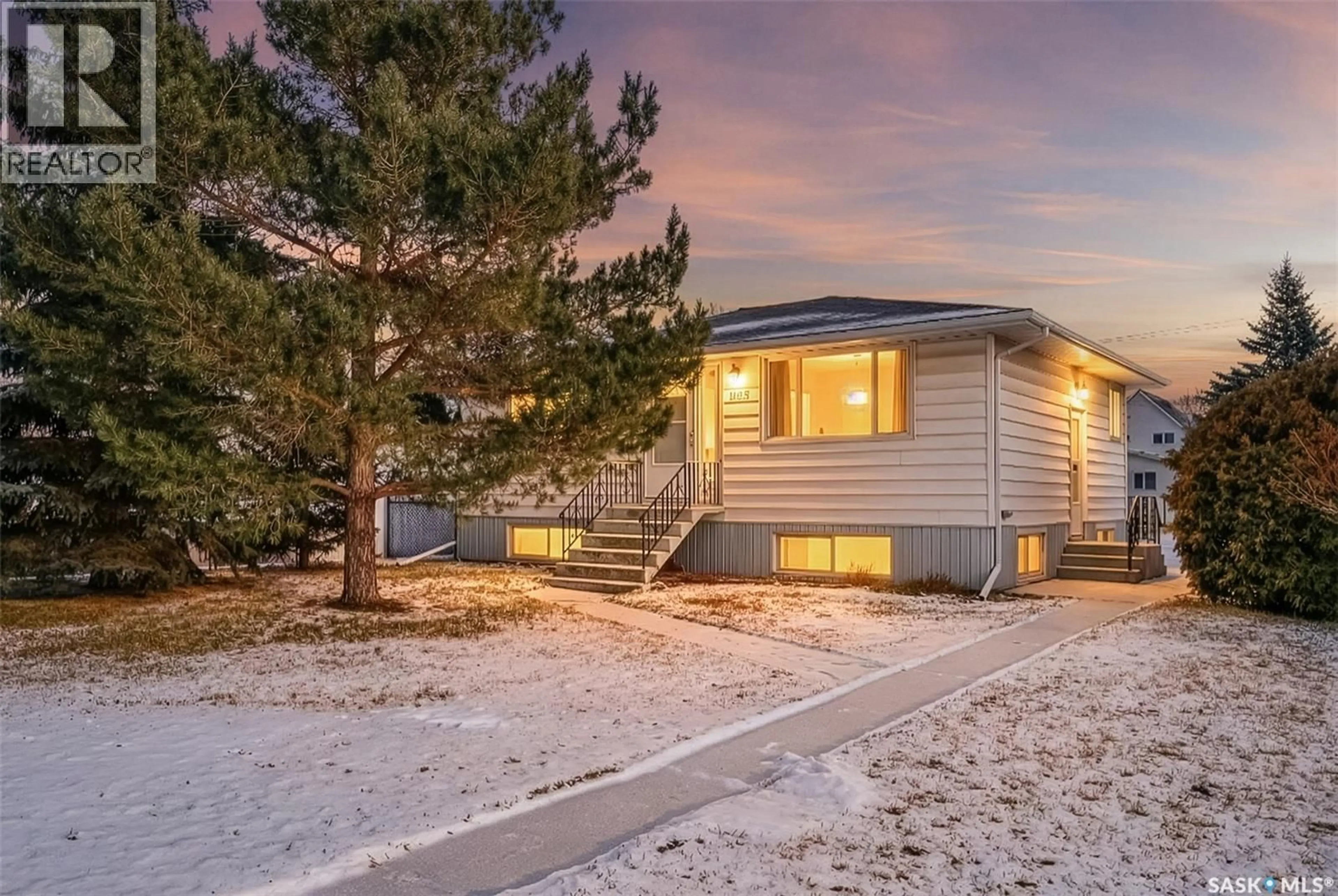 Home with vinyl exterior material, street for 1125 8TH AVENUE, Moose Jaw Saskatchewan S6H4G4