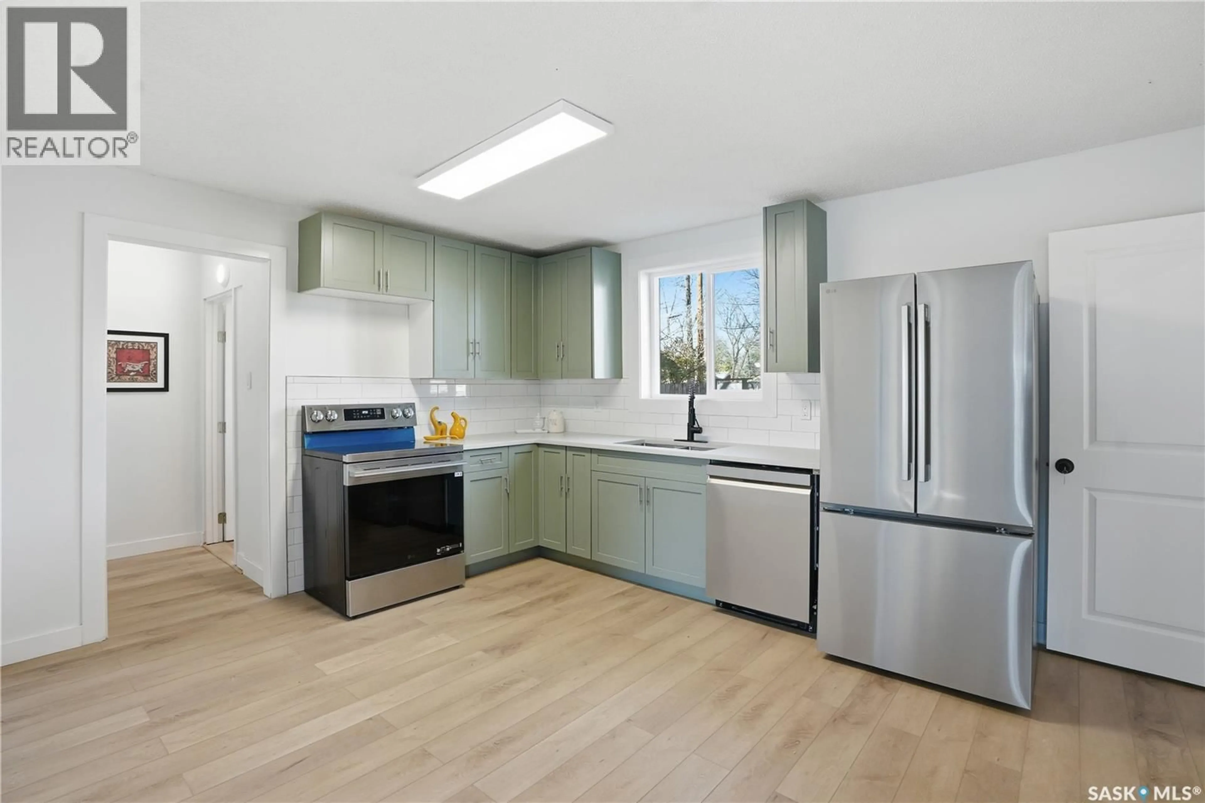 Open concept kitchen, unknown for 100 32ND STREET, Saskatoon Saskatchewan S7L0S1