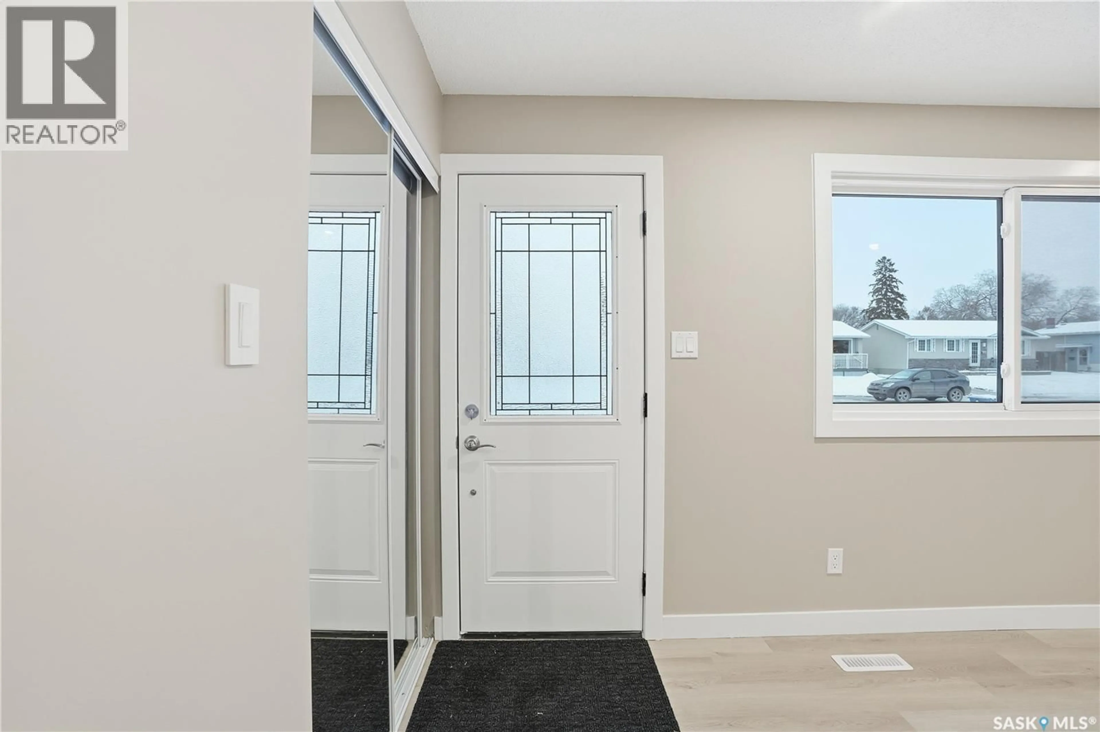 Indoor entryway for 869 MACKLEM DRIVE, Saskatoon Saskatchewan S7L4K1