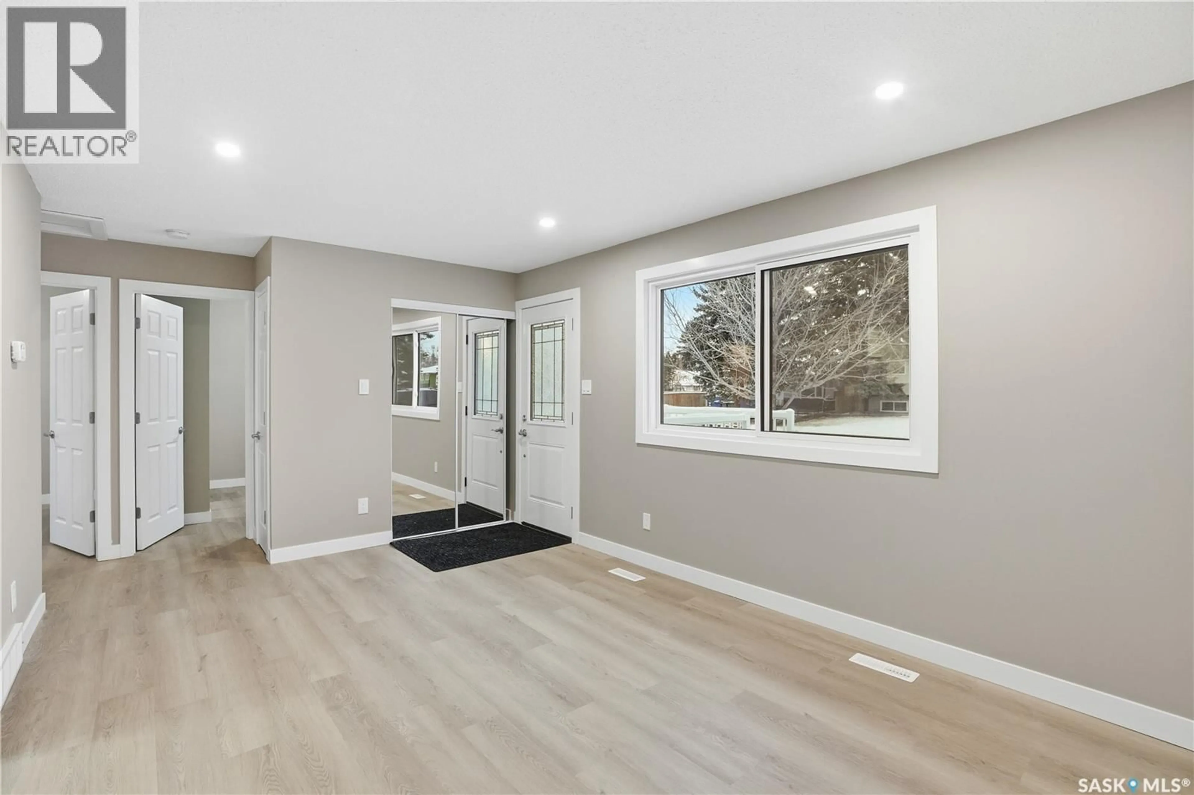 Indoor entryway for 869 MACKLEM DRIVE, Saskatoon Saskatchewan S7L4K1