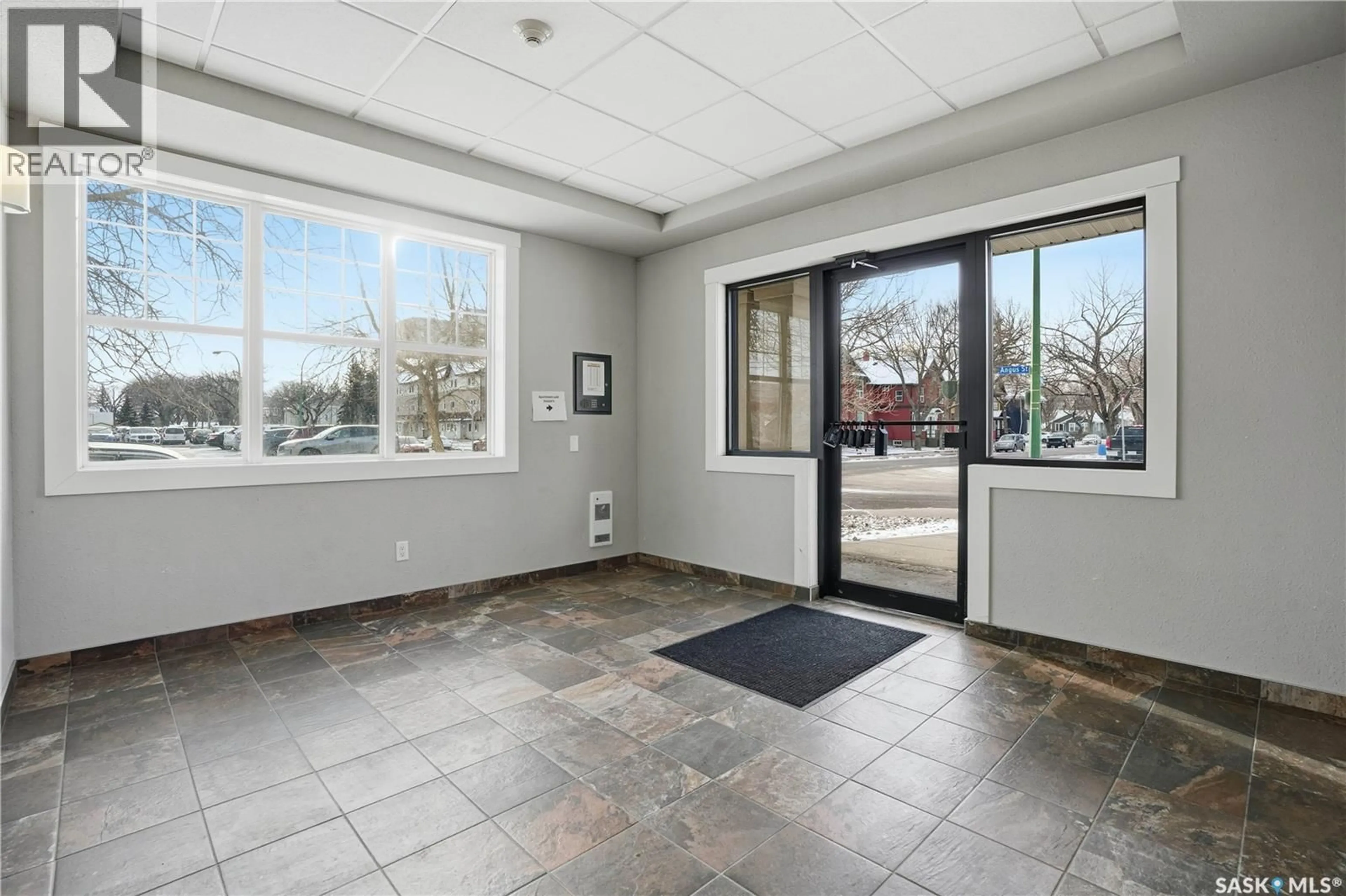 Indoor foyer for 305 - 2255 ANGUS STREET, Regina Saskatchewan S4T2A3