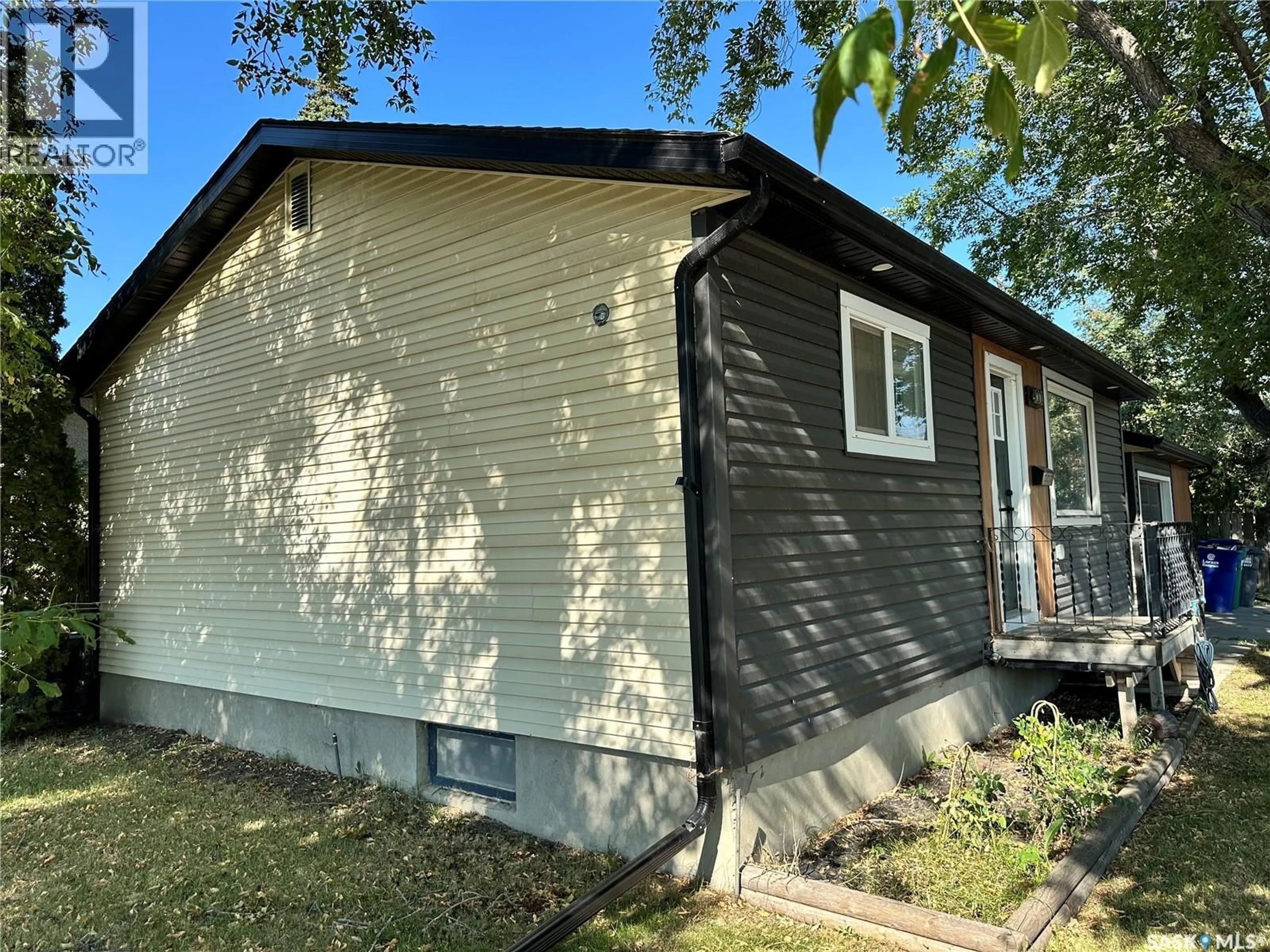 Home with vinyl exterior material, street for 400 GRAY AVENUE, Saskatoon Saskatchewan S7N2H9