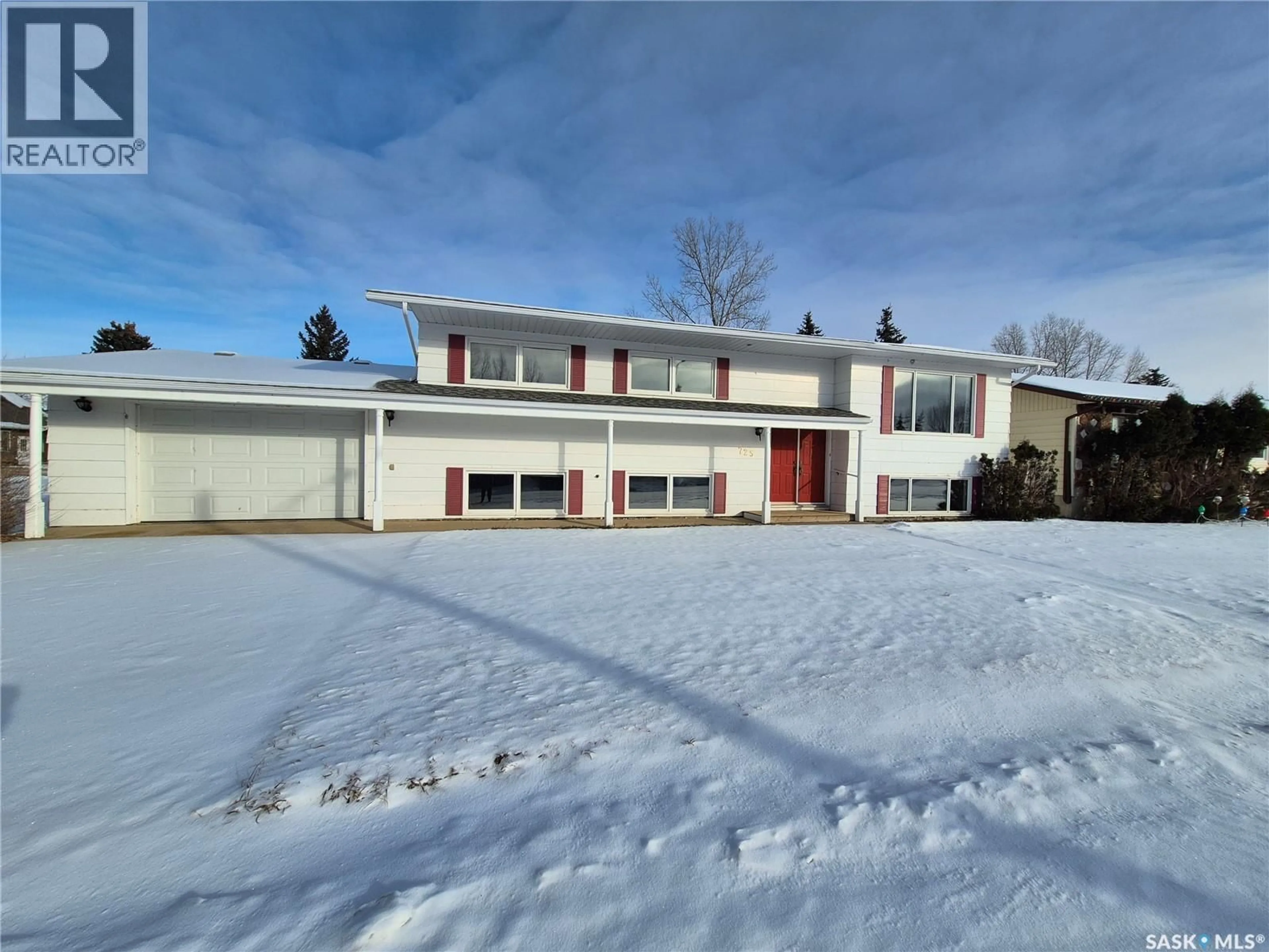 A pic from outside/outdoor area/front of a property/back of a property/a pic from drone, unknown for 725 SHROPSHIRE AVENUE, Radville Saskatchewan S0C2G0