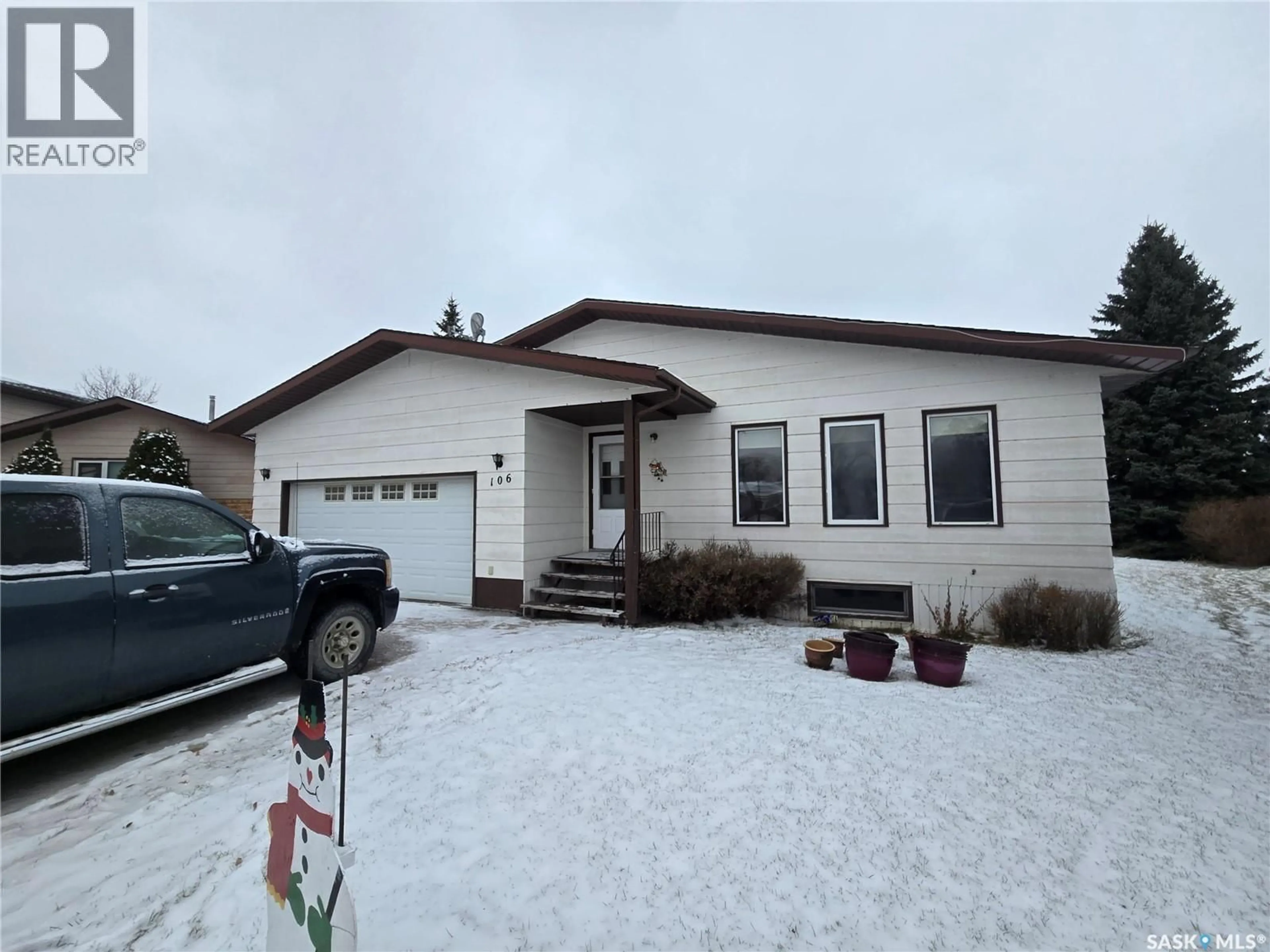 Home with vinyl exterior material, street for 106 ALEXANDER BAY, Kipling Saskatchewan S0G2S0