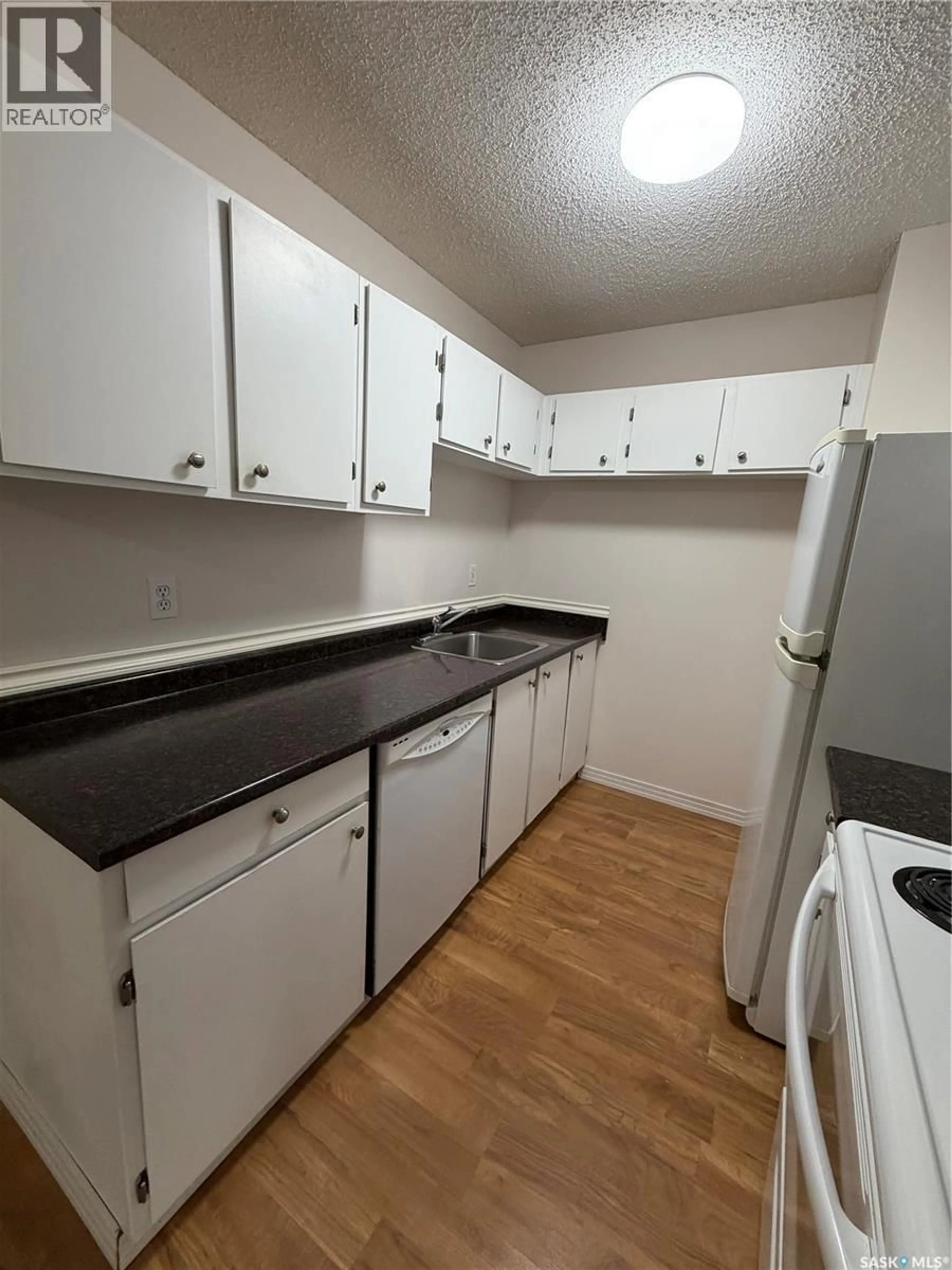 Standard kitchen, unknown for 106 - 403 TAIT COURT, Saskatoon Saskatchewan S7H5L3
