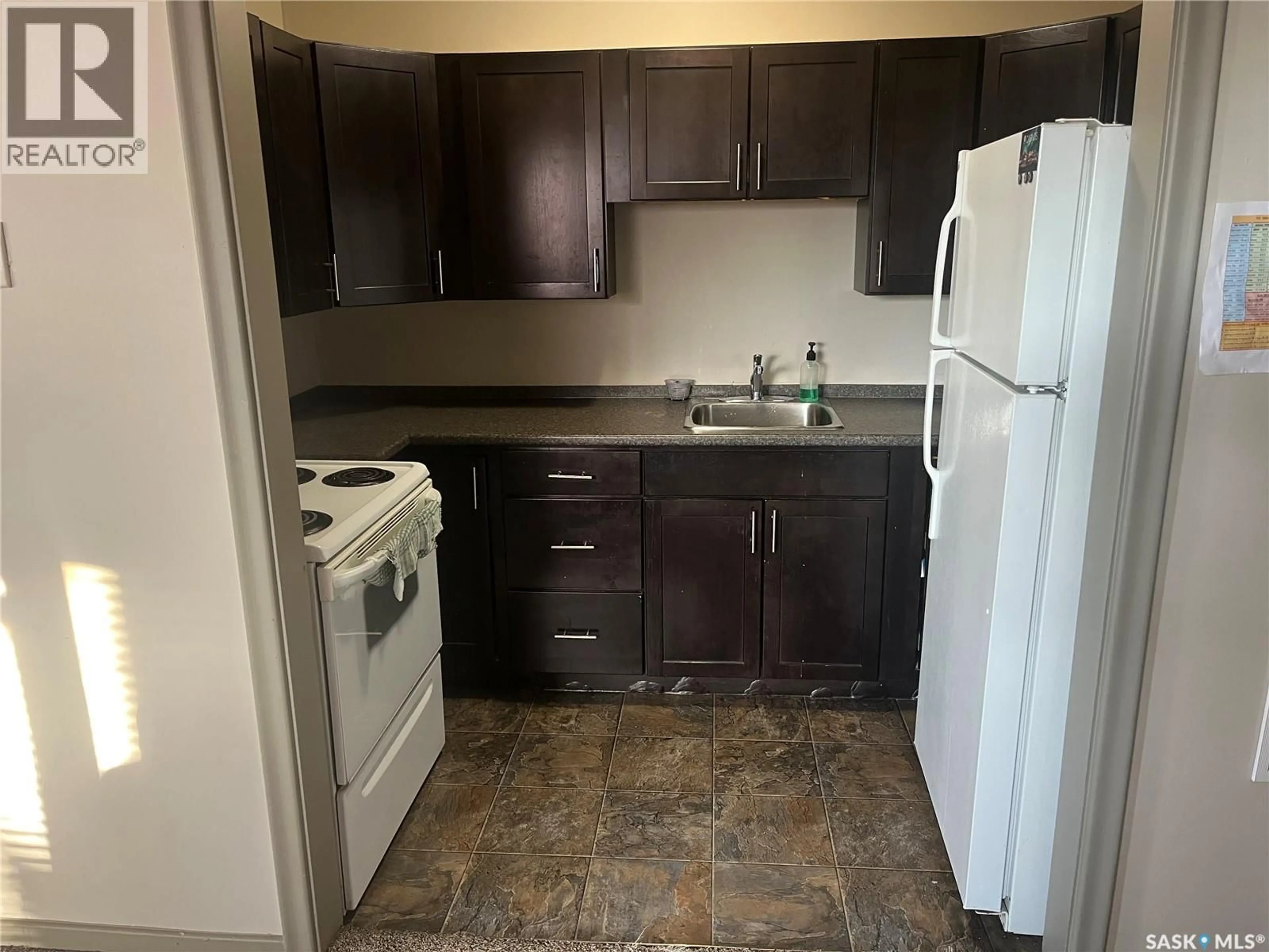 Standard kitchen, unknown for N - 31 400 4TH AVENUE, Saskatoon Saskatchewan S7K2M3