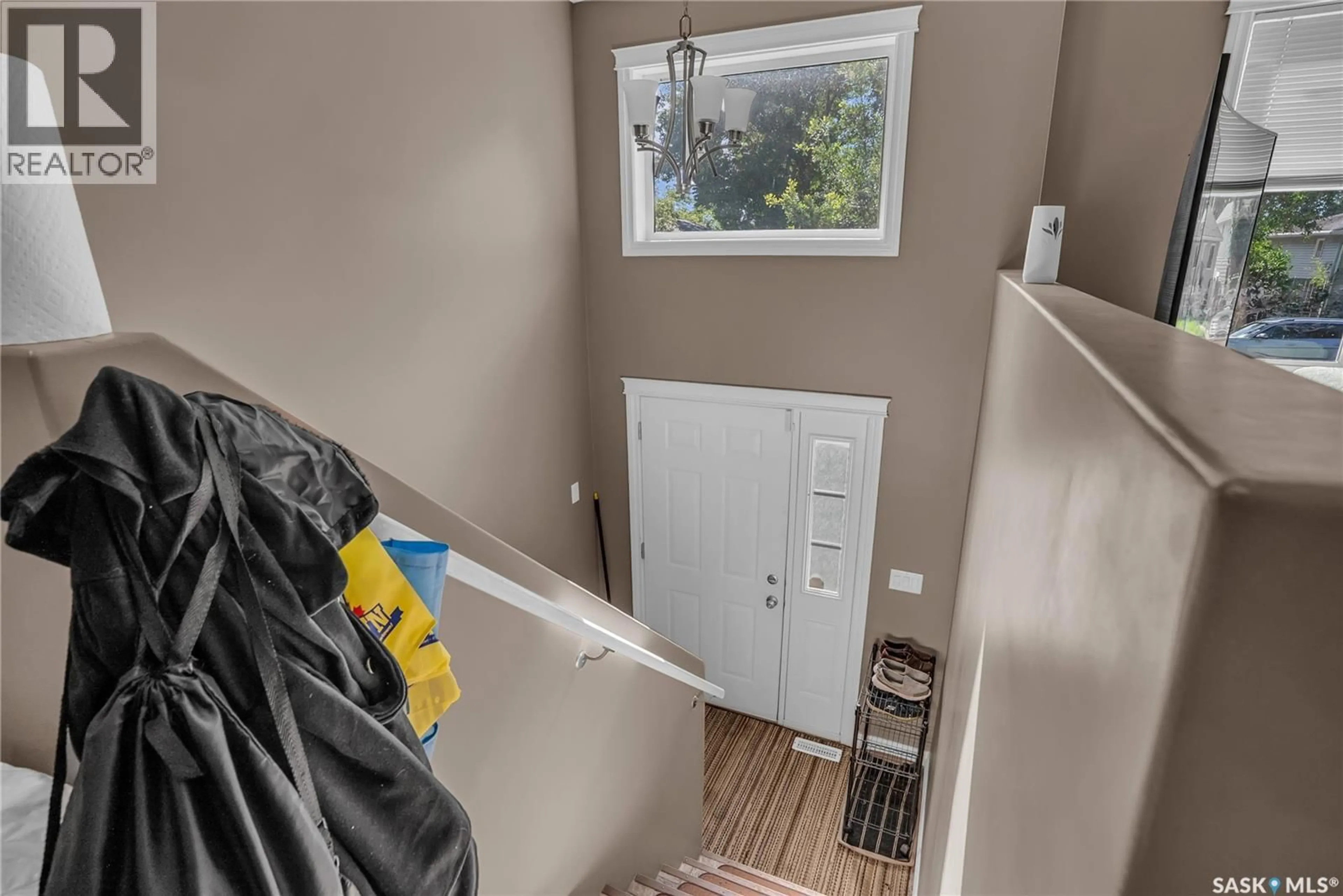 Indoor entryway for 432 S AVENUE S, Saskatoon Saskatchewan S7M3A4