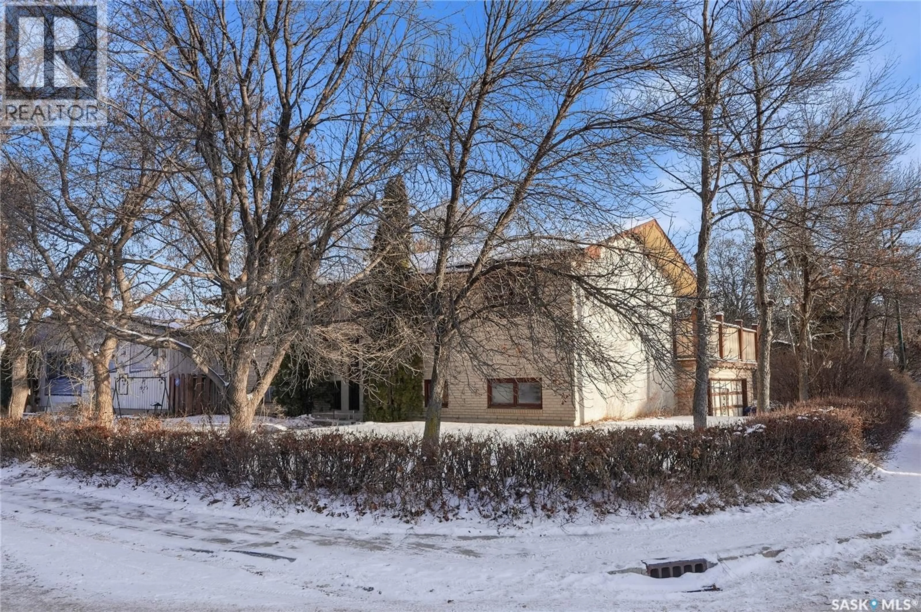 A pic from outside/outdoor area/front of a property/back of a property/a pic from drone, unknown for 3 GALBRAITH CRESCENT, Saskatoon Saskatchewan S7M4G9