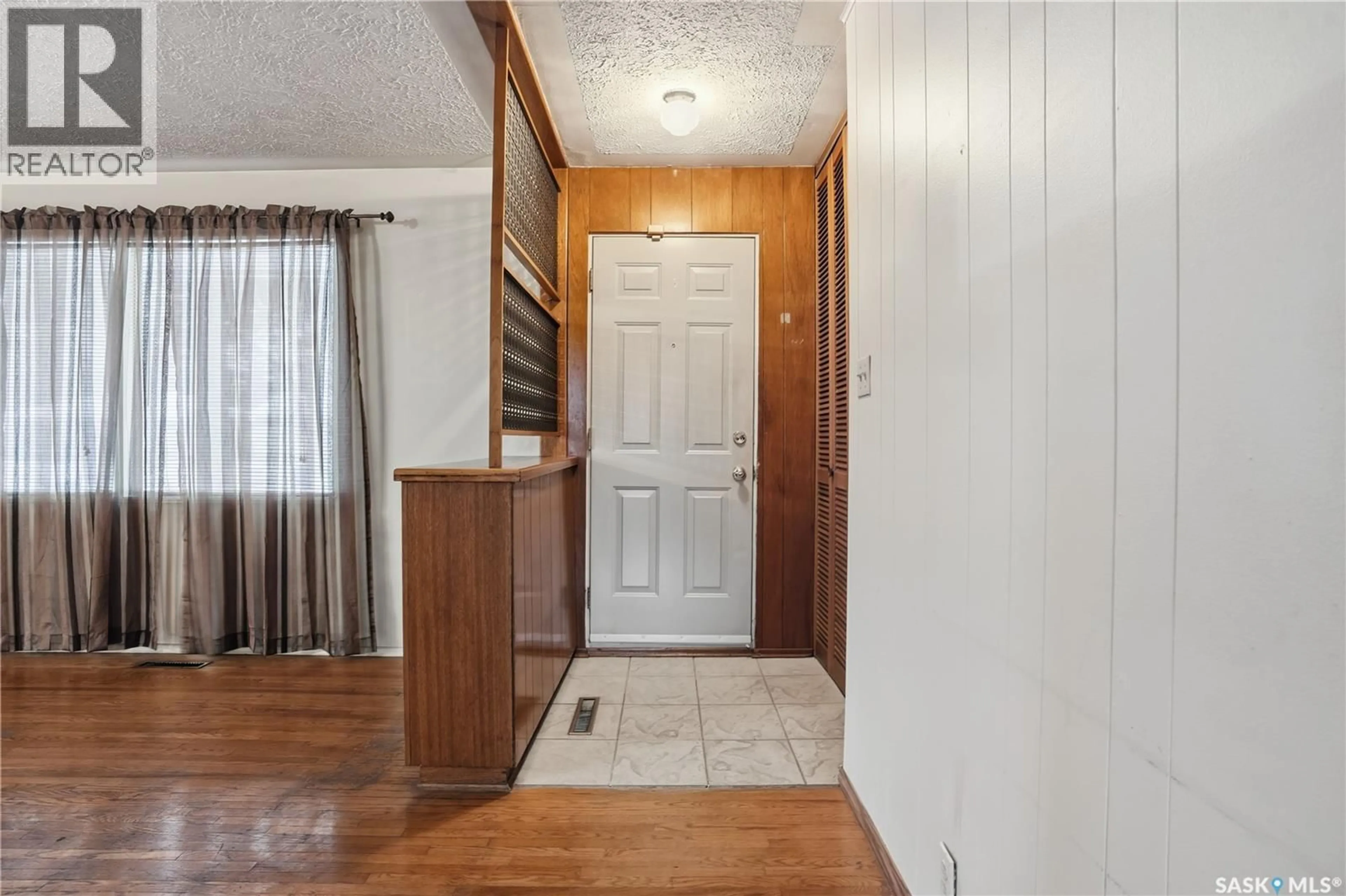 Indoor entryway for 38 PORTLAND CRESCENT, Regina Saskatchewan S4N1Y1