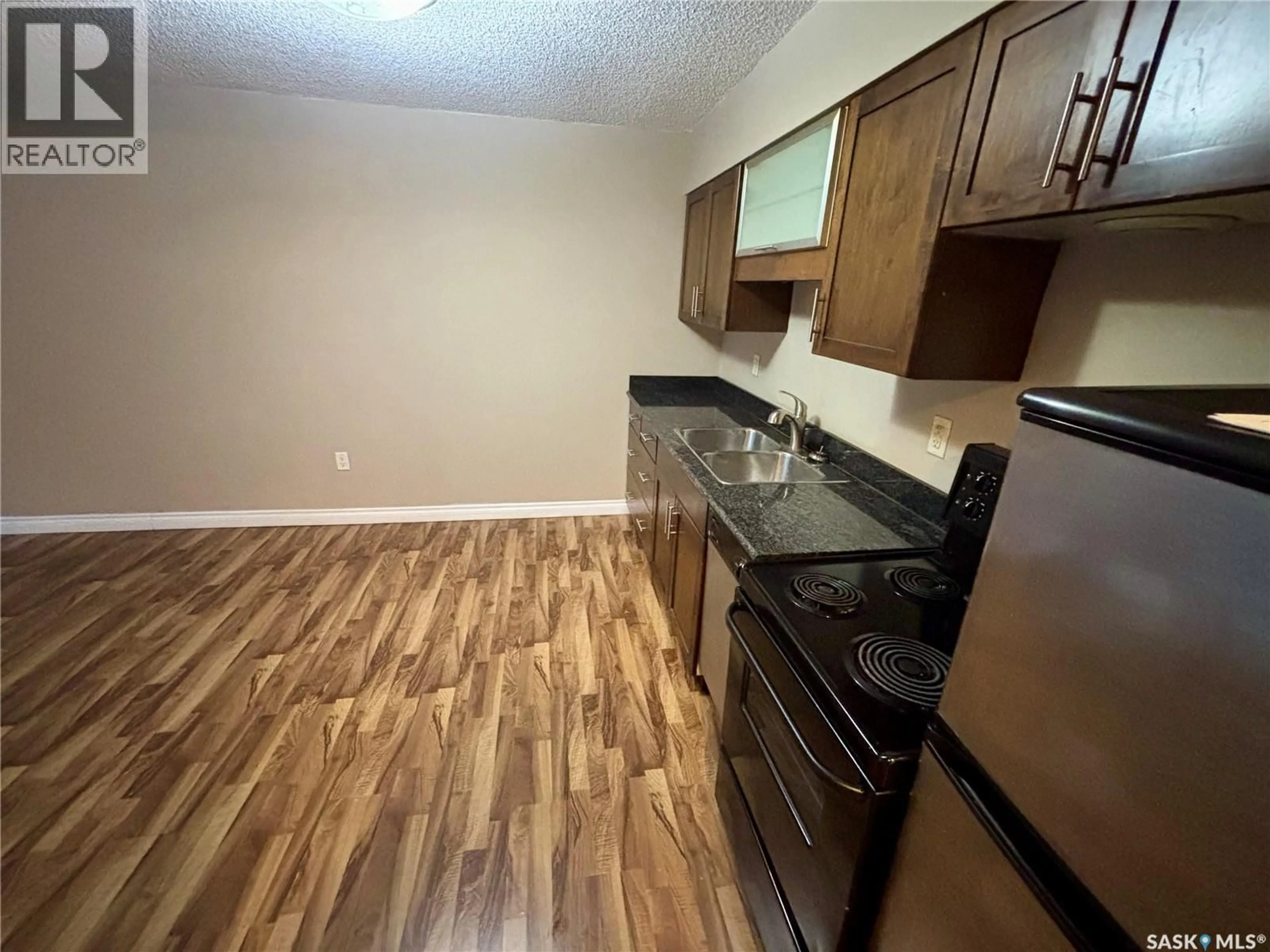 Standard kitchen, unknown for 104 - 10 104TH STREET, Saskatoon Saskatchewan S7N1M8