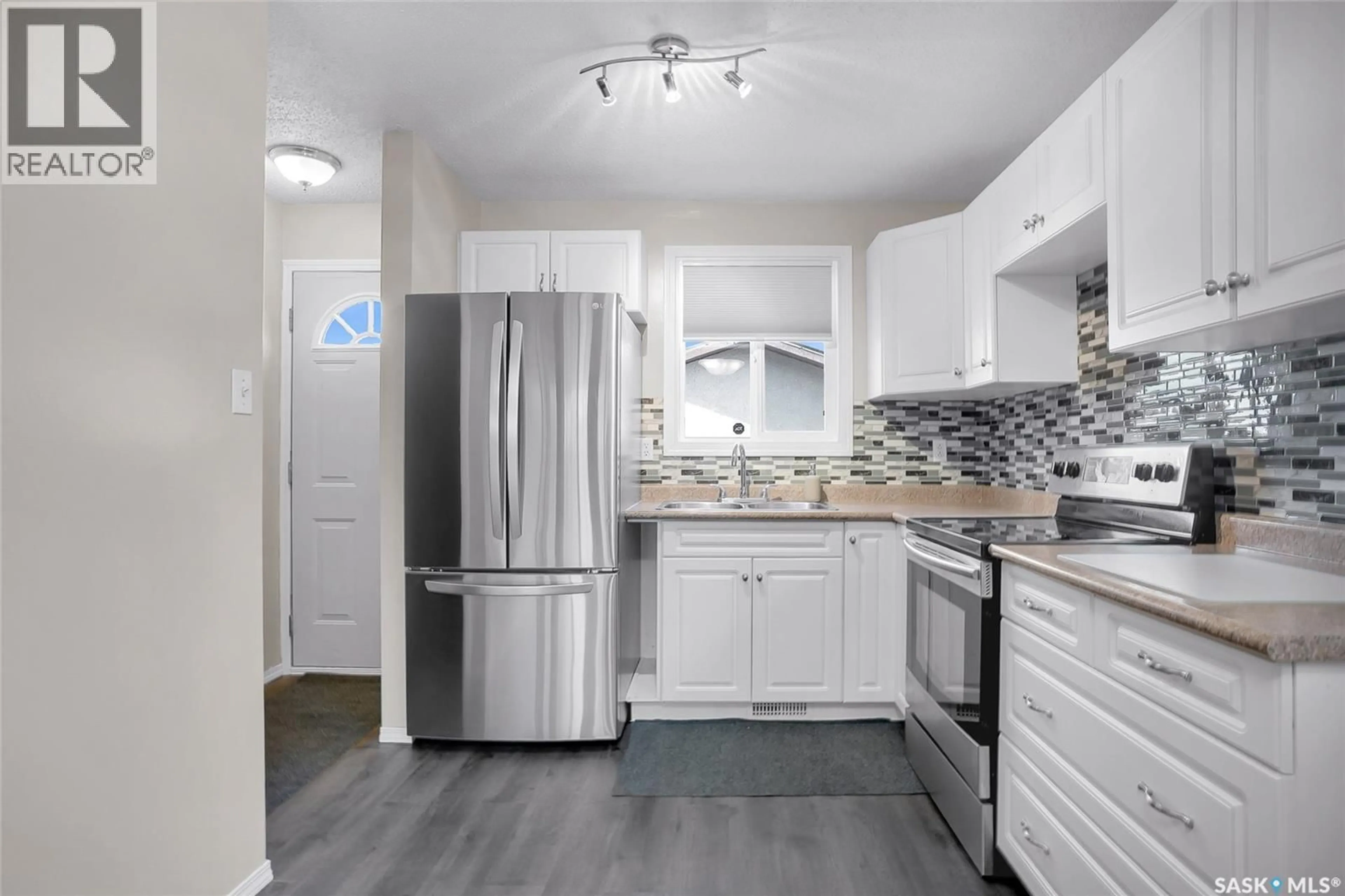 Standard kitchen, unknown for 330 SMALLWOOD CRESCENT, Saskatoon Saskatchewan S4L4S5