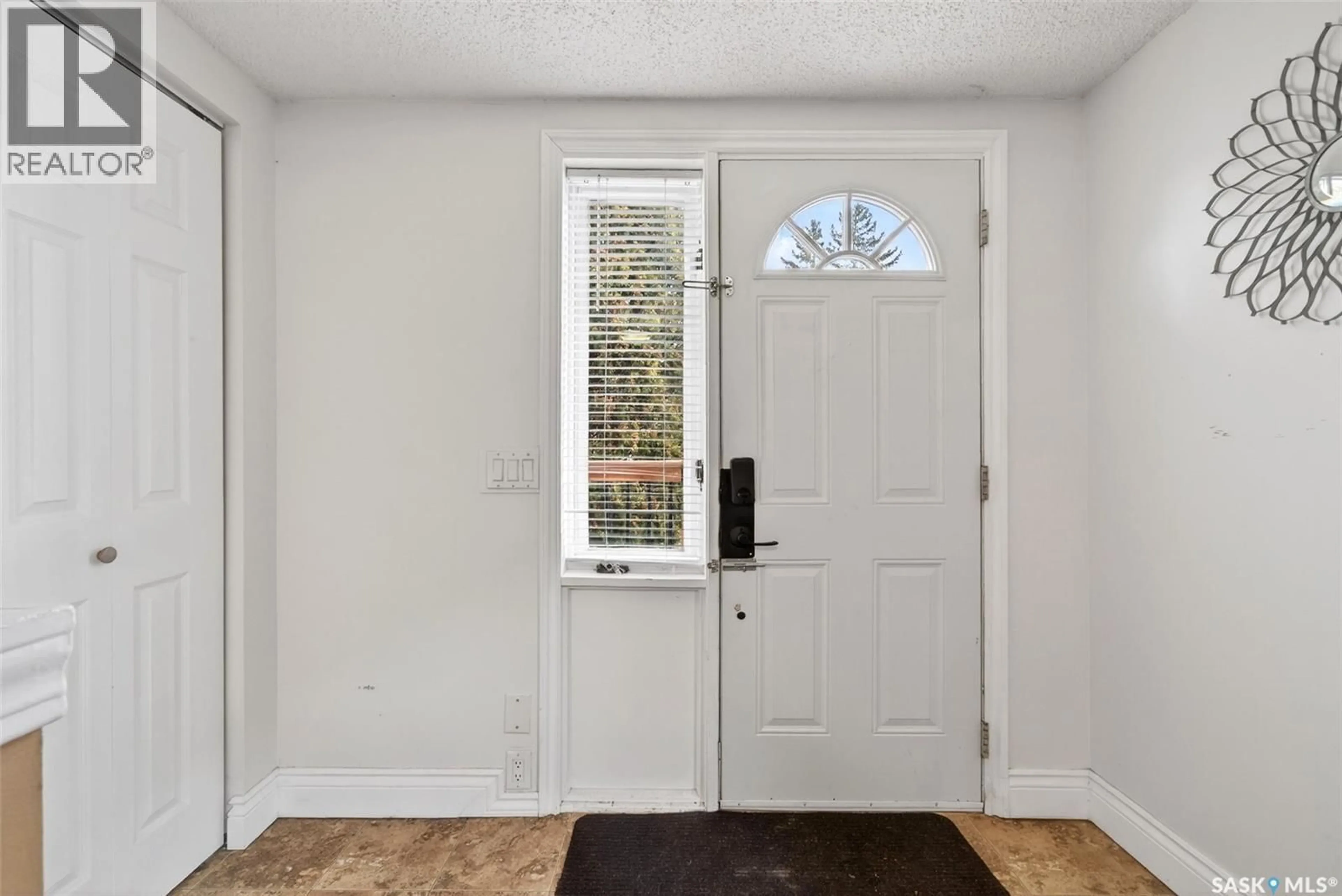 Indoor entryway for 1216 MCTAVISH STREET, Regina Saskatchewan S4T3V7
