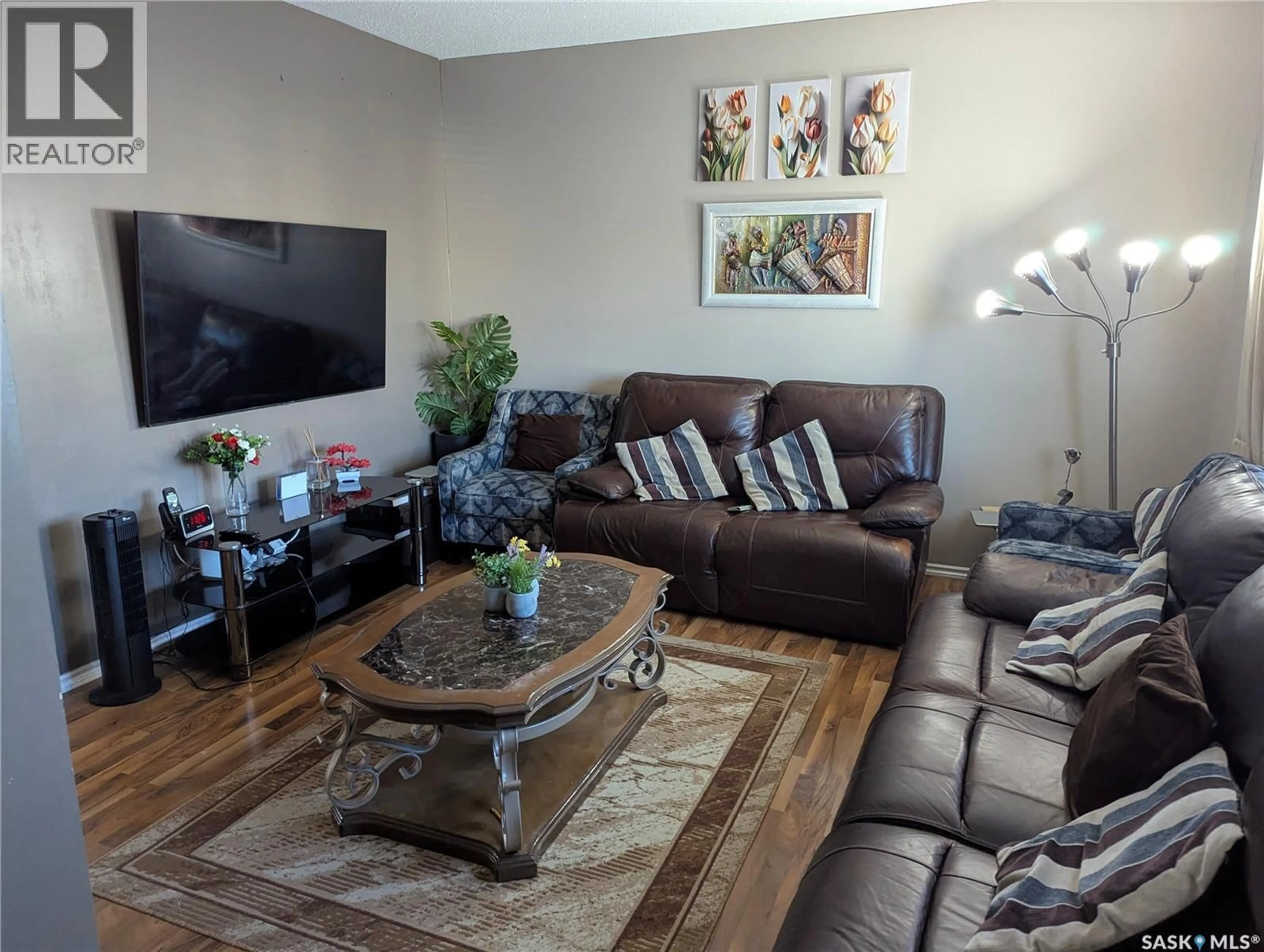 Living room with furniture, wood/laminate floor for 110 LYND CRESCENT, Saskatoon Saskatchewan S7T0G9