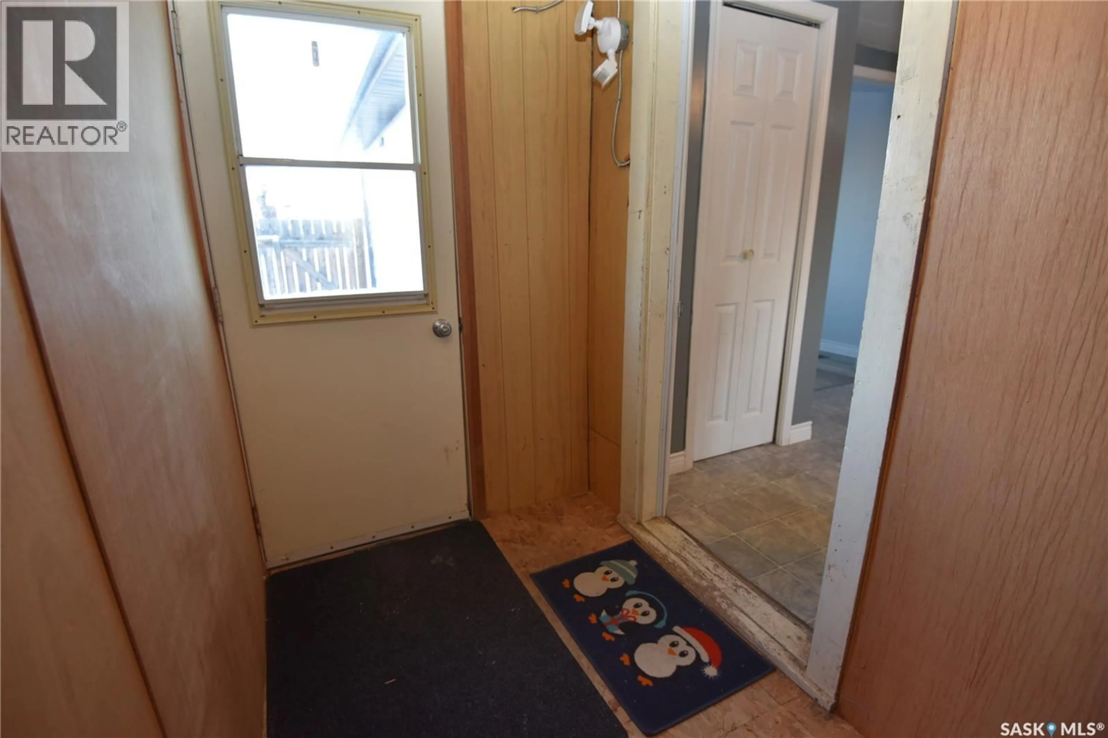Indoor entryway for 334 7TH AVENUE, Nipawin Saskatchewan S0E1E0