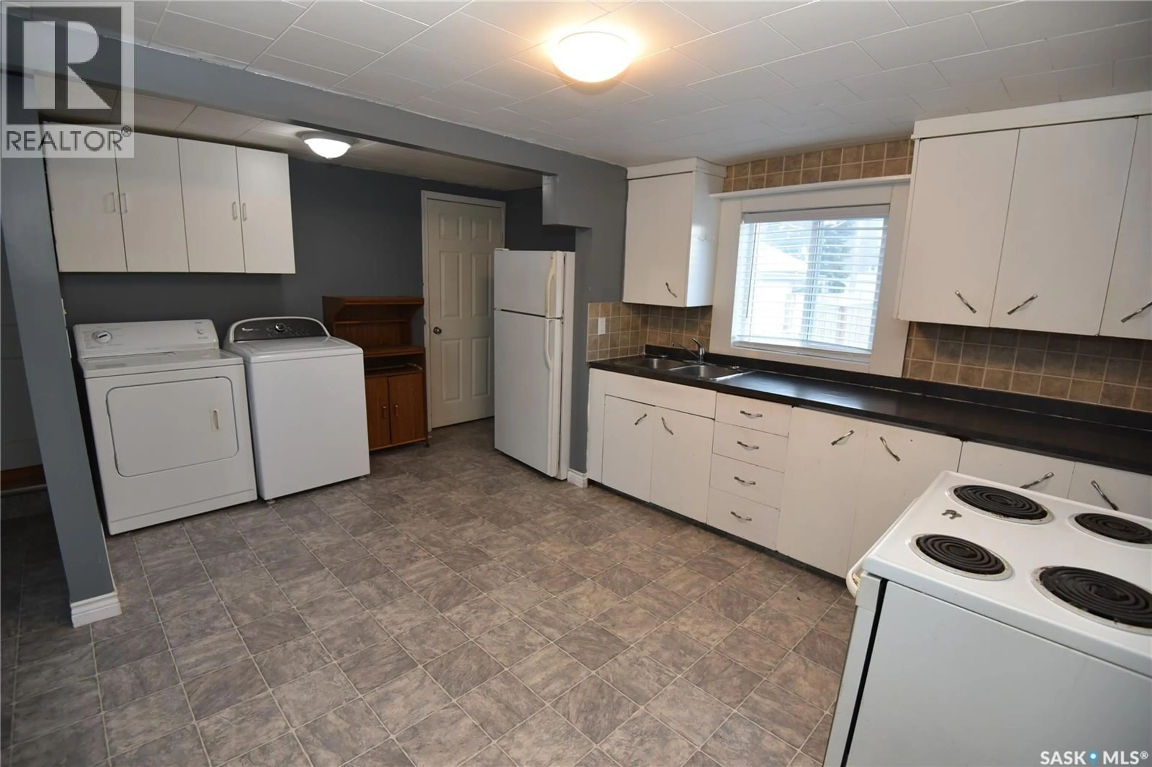 Standard kitchen, unknown for 334 7TH AVENUE, Nipawin Saskatchewan S0E1E0