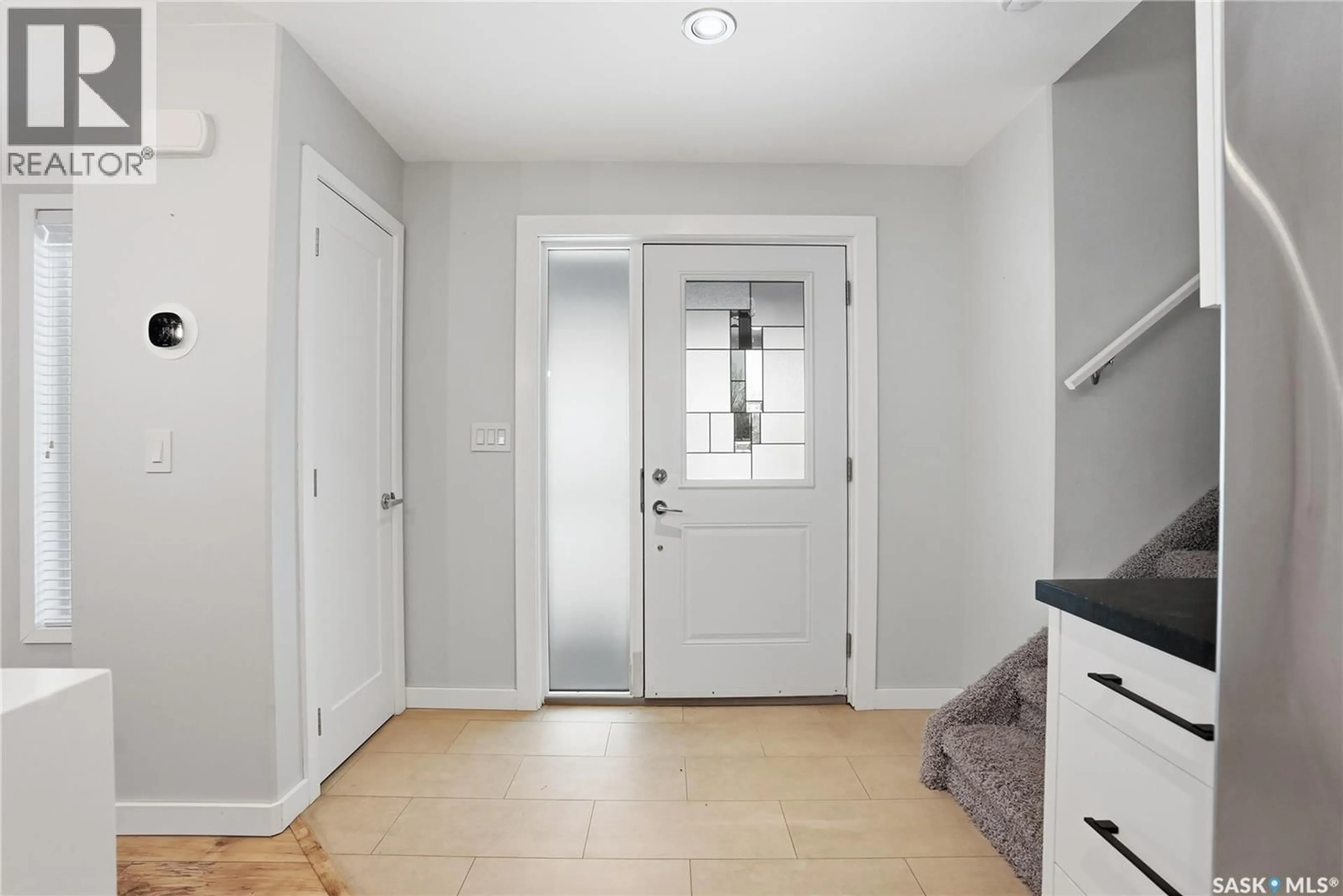 Indoor entryway for 901 6TH STREET, Saskatoon Saskatchewan S7H1C8