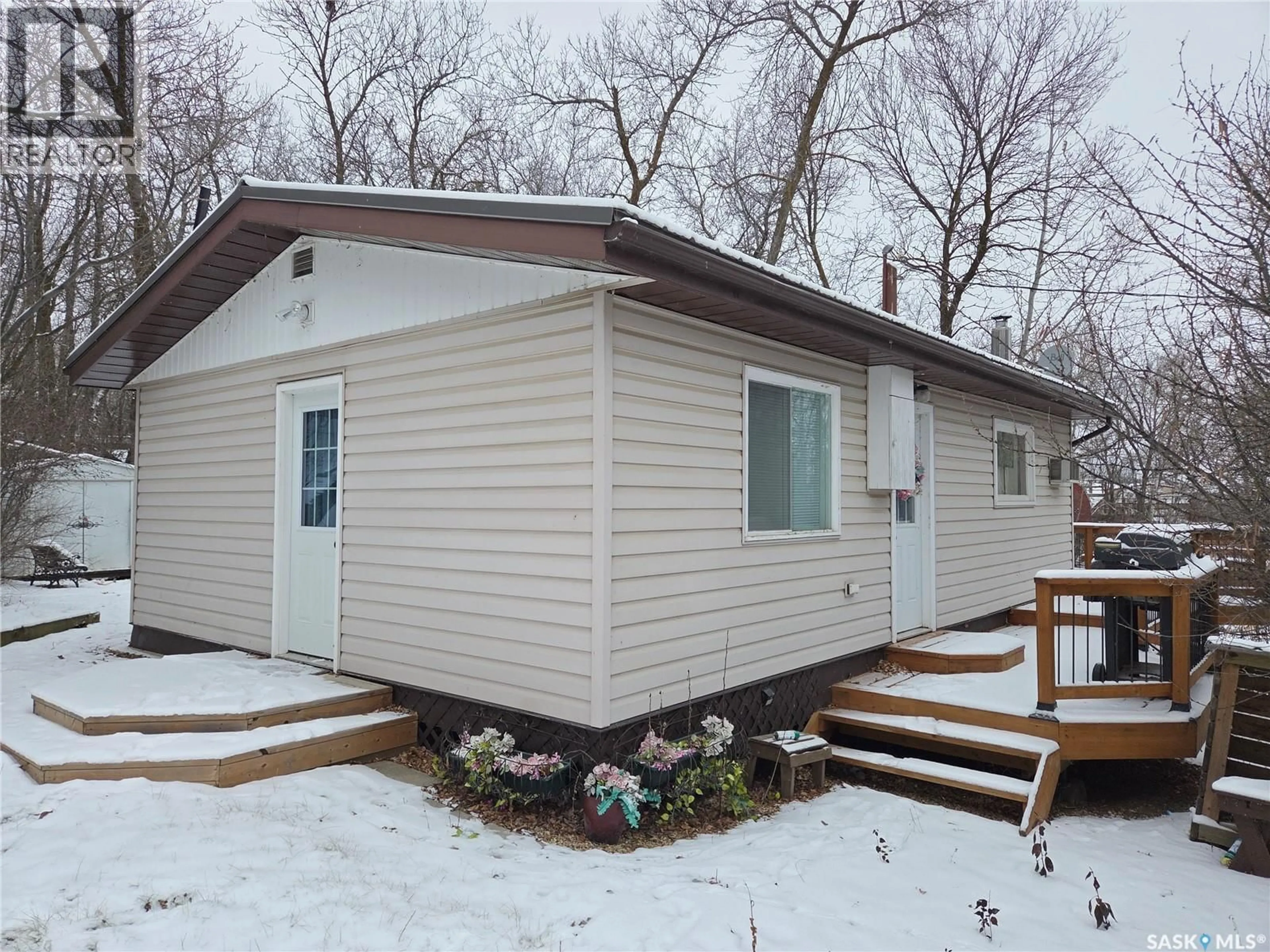 Home with vinyl exterior material, building for 697 8TH STREET, White Bear IR 70 Saskatchewan S0C0R0