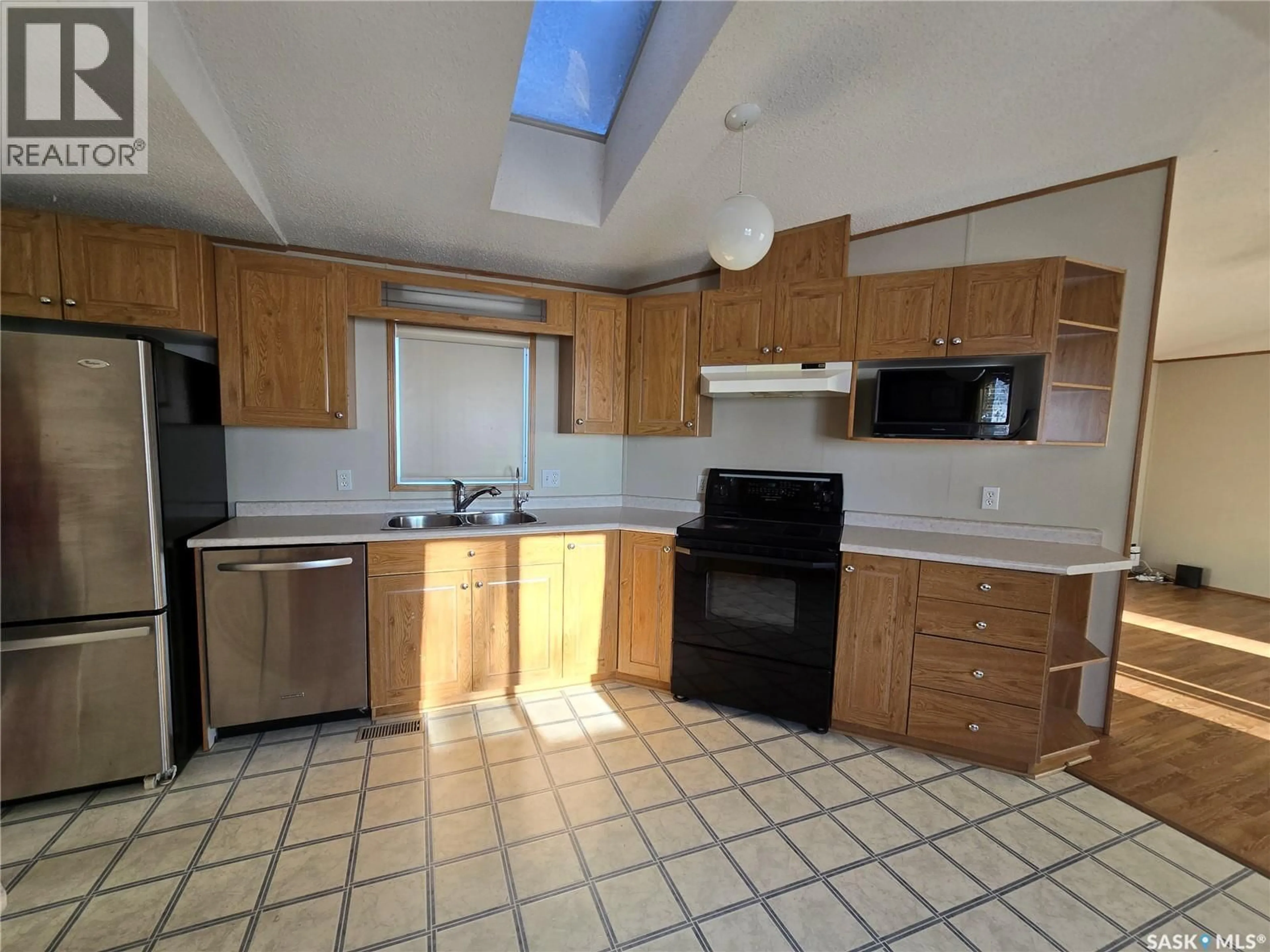 Standard kitchen, unknown for 53 PRAIRIE SUN COURT, Swift Current Saskatchewan S9H3X3