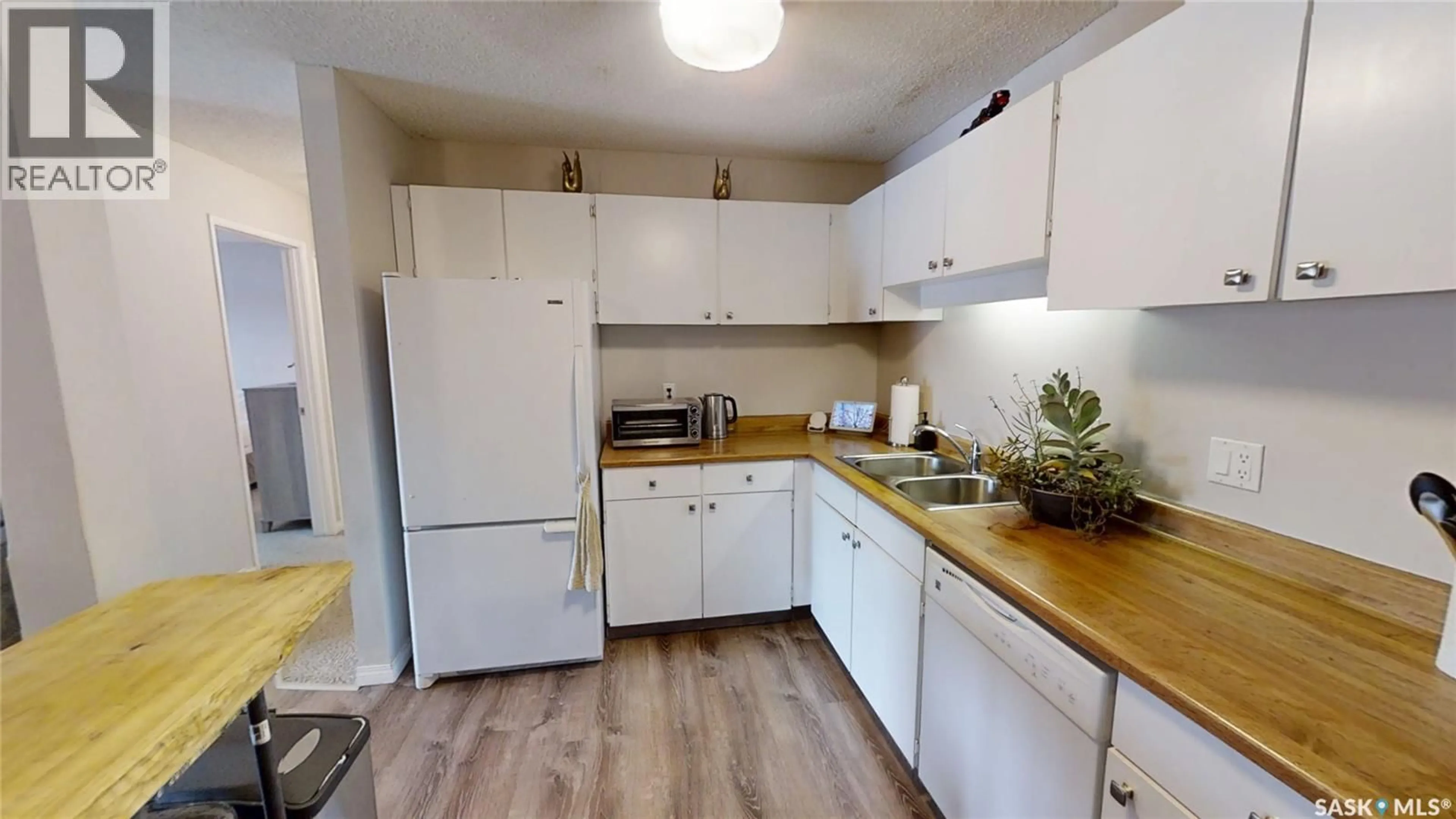 Standard kitchen, wood/laminate floor for 245 - 201 KINGSMERE BOULEVARD, Saskatoon Saskatchewan S7J4J6