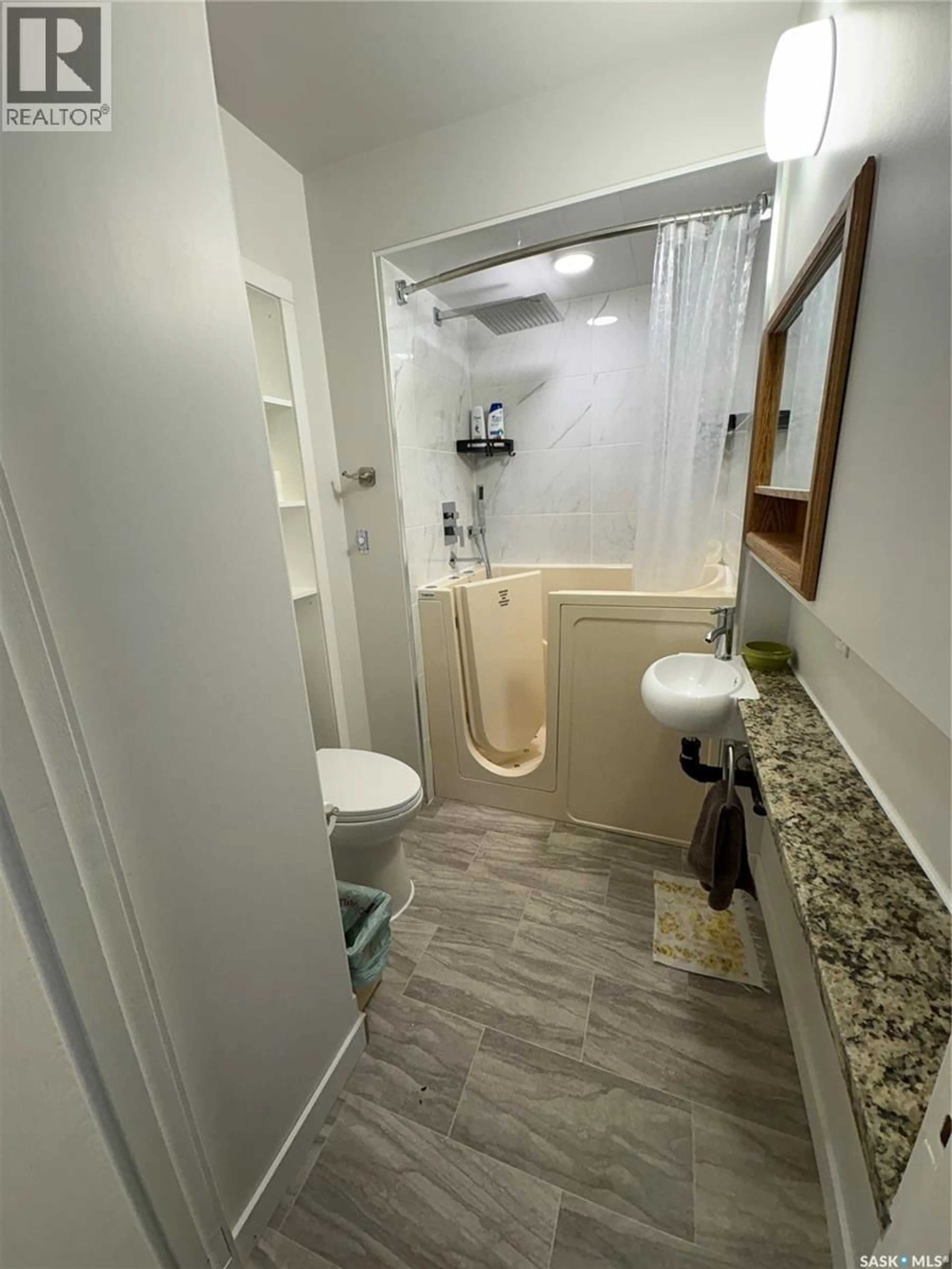 Standard bathroom, unknown for S - 107 2ND STREET, Cabri Saskatchewan S0N0J0